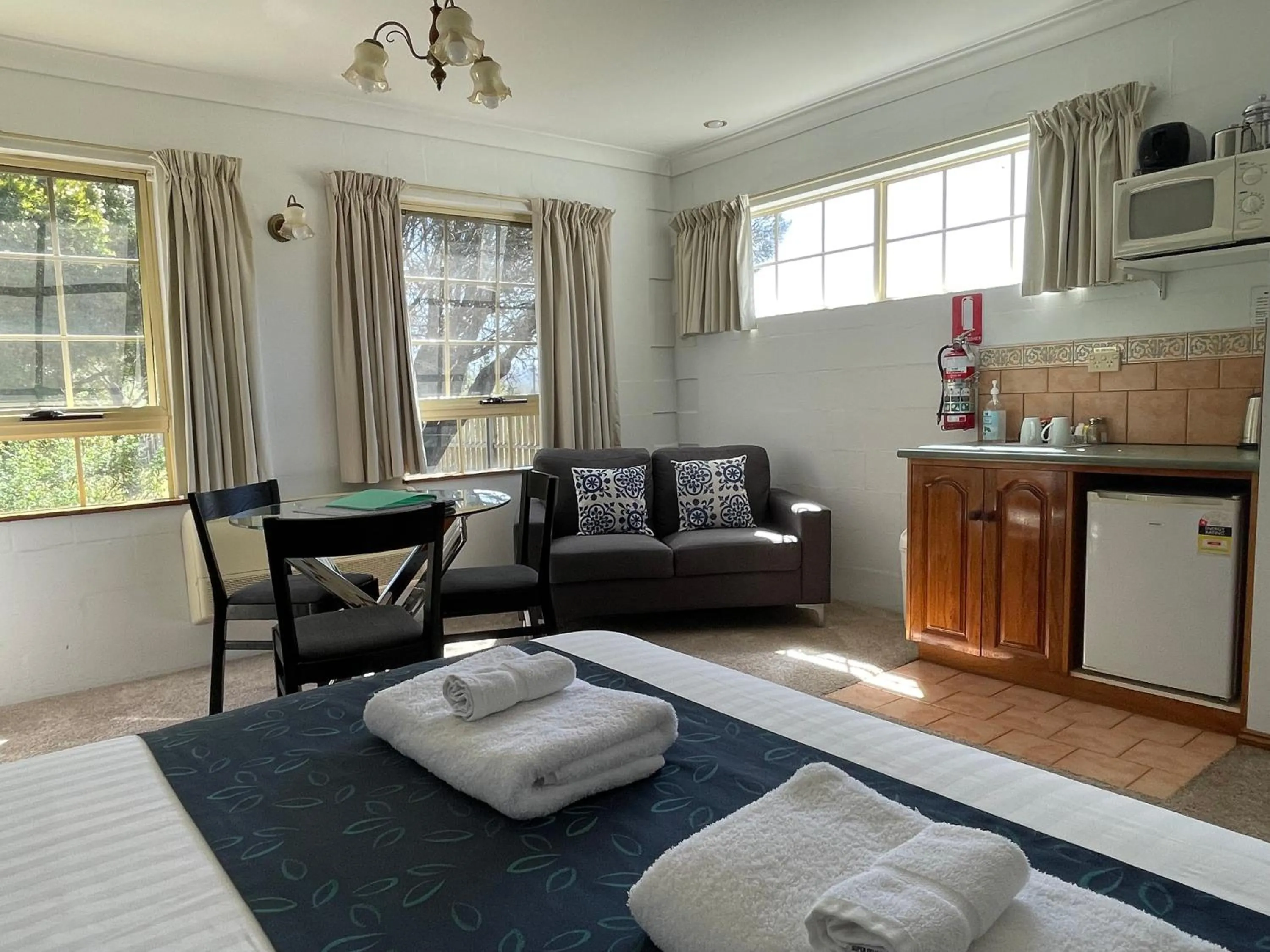Seating area in Swansea Cottages & Lodge Suites