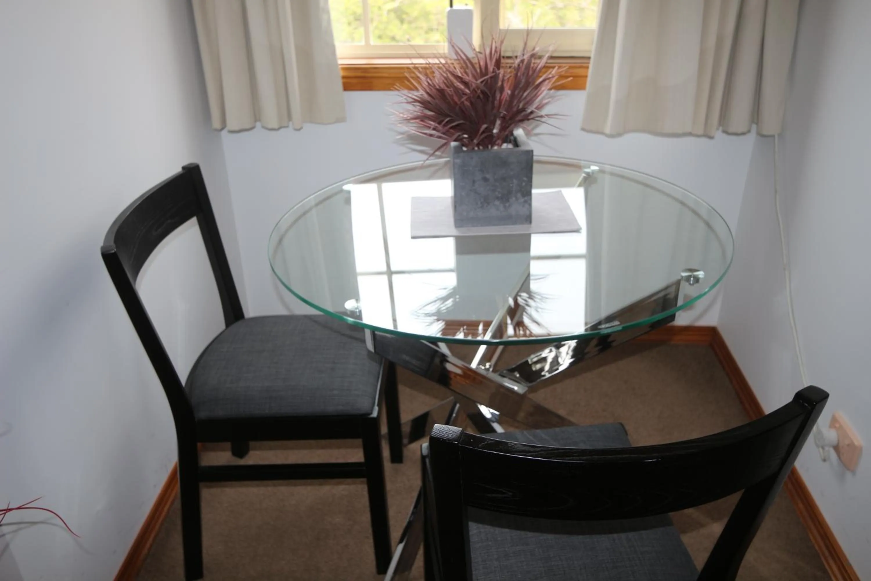 Dining area in Swansea Cottages & Lodge Suites