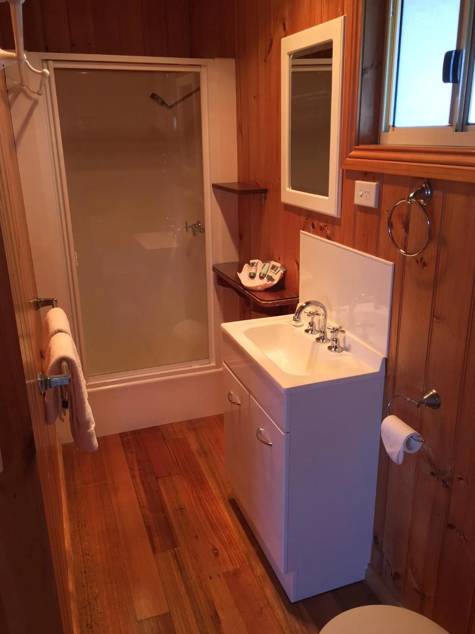 Bathroom in Swansea Cottages & Lodge Suites