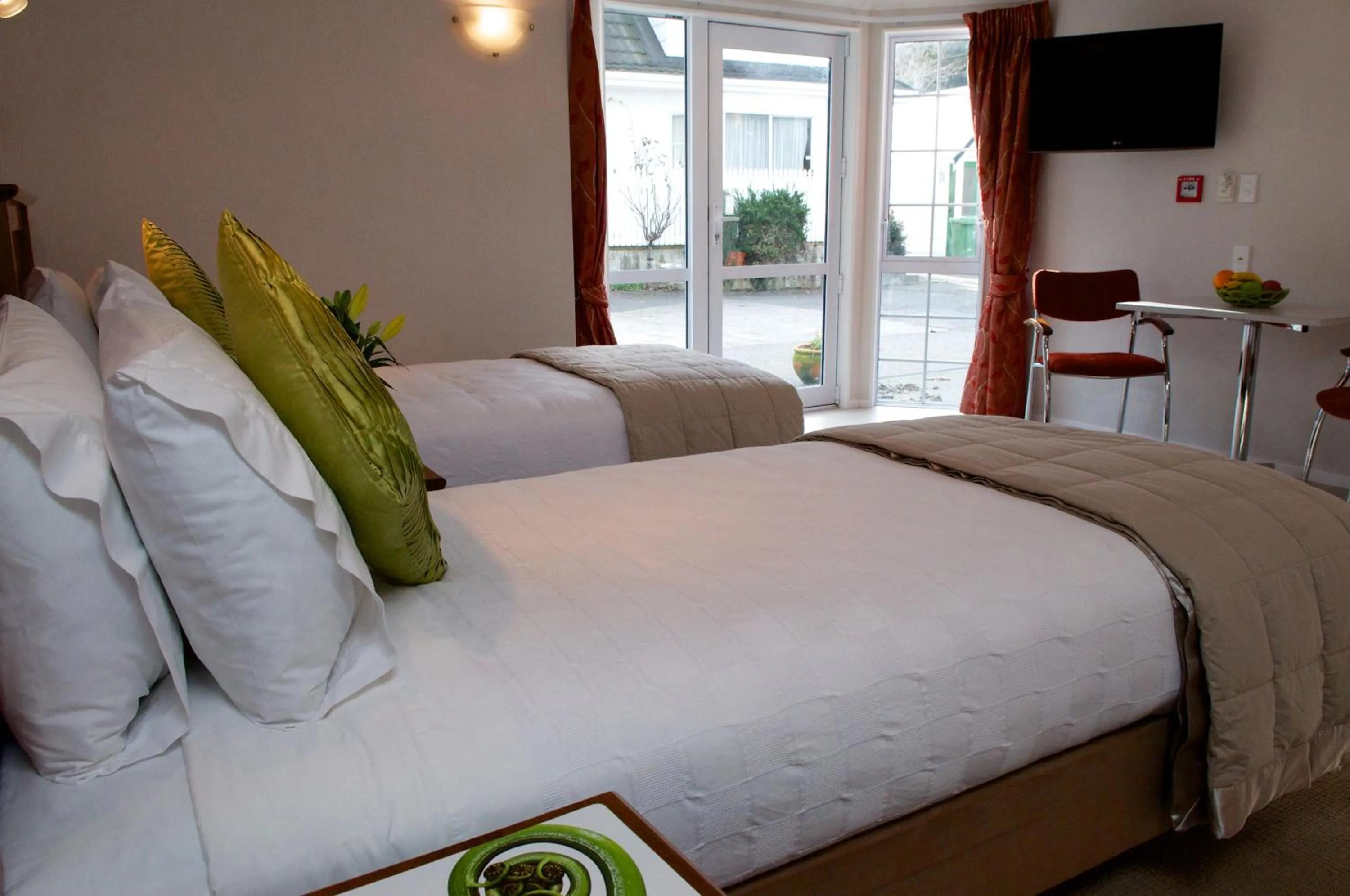 Photo of the whole room, Bed in Bucket Tree Lodge