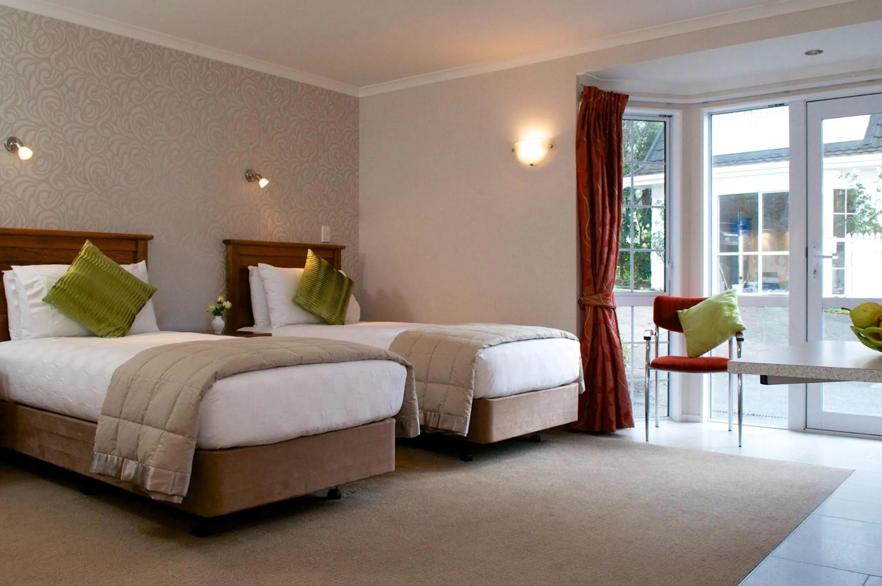 Bedroom, Bed in Bucket Tree Lodge