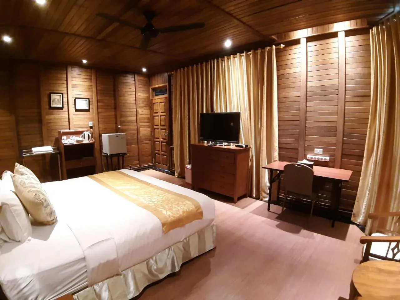 Communal lounge/ TV room, Bed in Highland Resort & Nature Tours