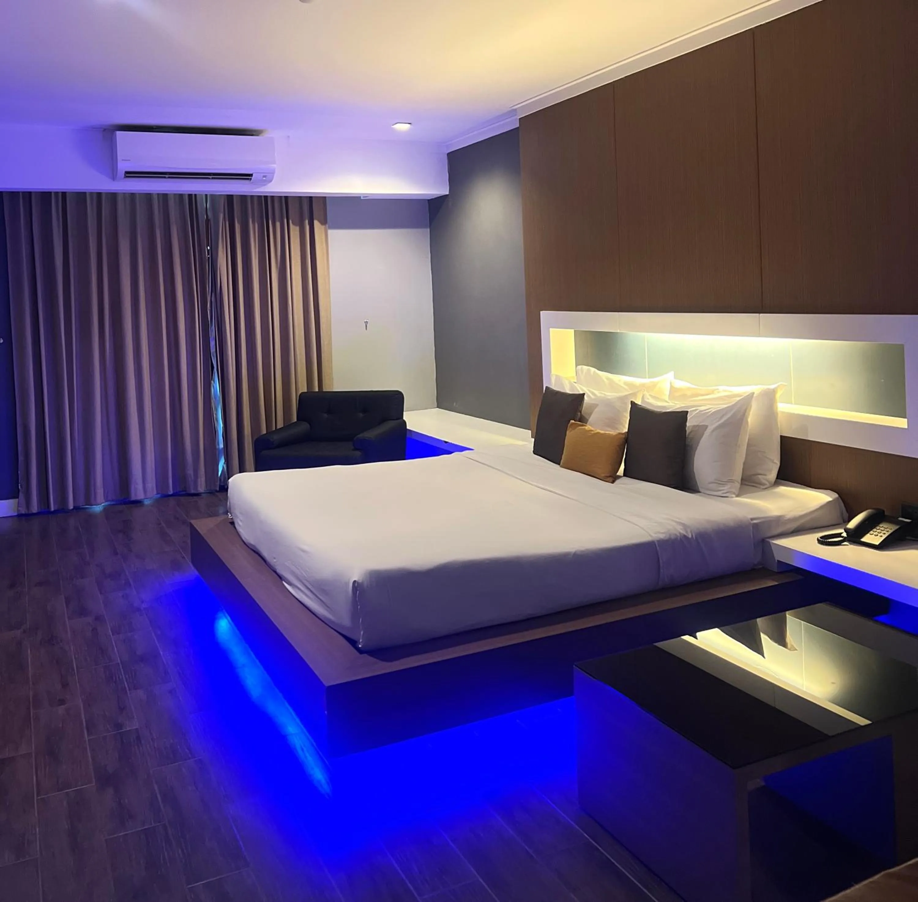 Bedroom, Bed in Bangkok Inter Place