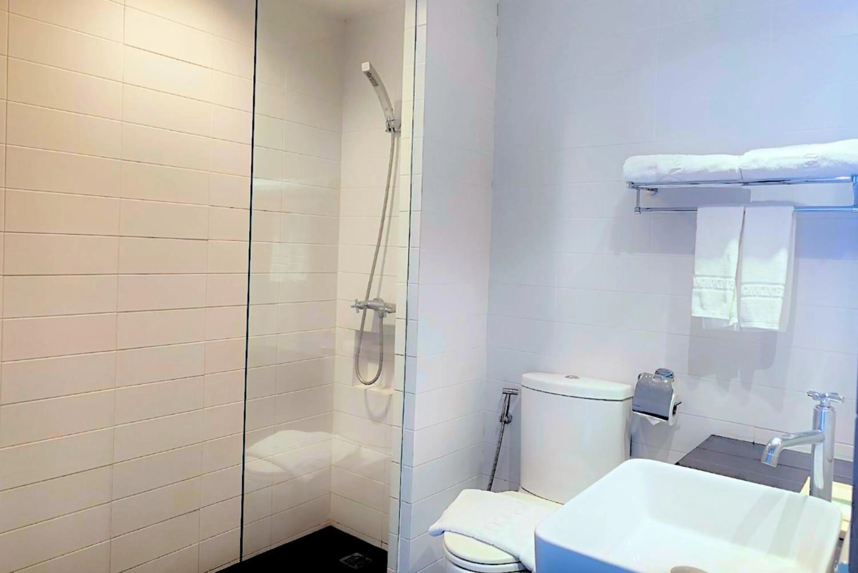 Shower in Bangkok Inter Place