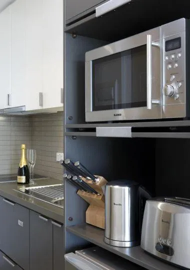 Kitchen or kitchenette in Caroline Serviced Apartments Brighton