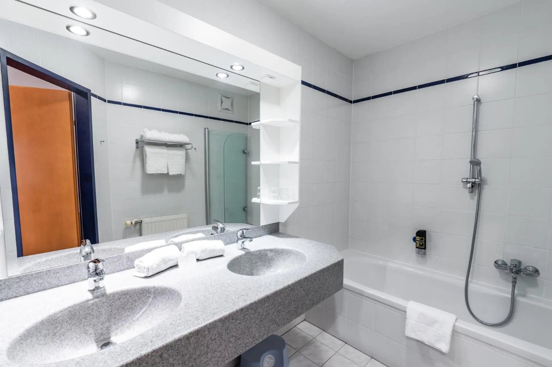 Shower in Hotel Xylophon - inklusive Thermeneintritte