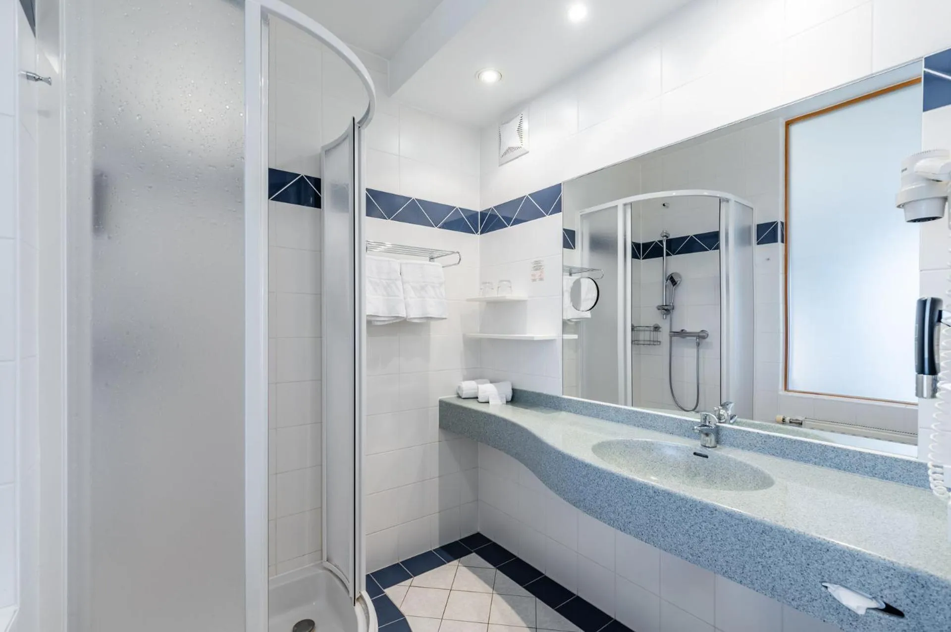 Shower in Hotel Xylophon - inklusive Thermeneintritte