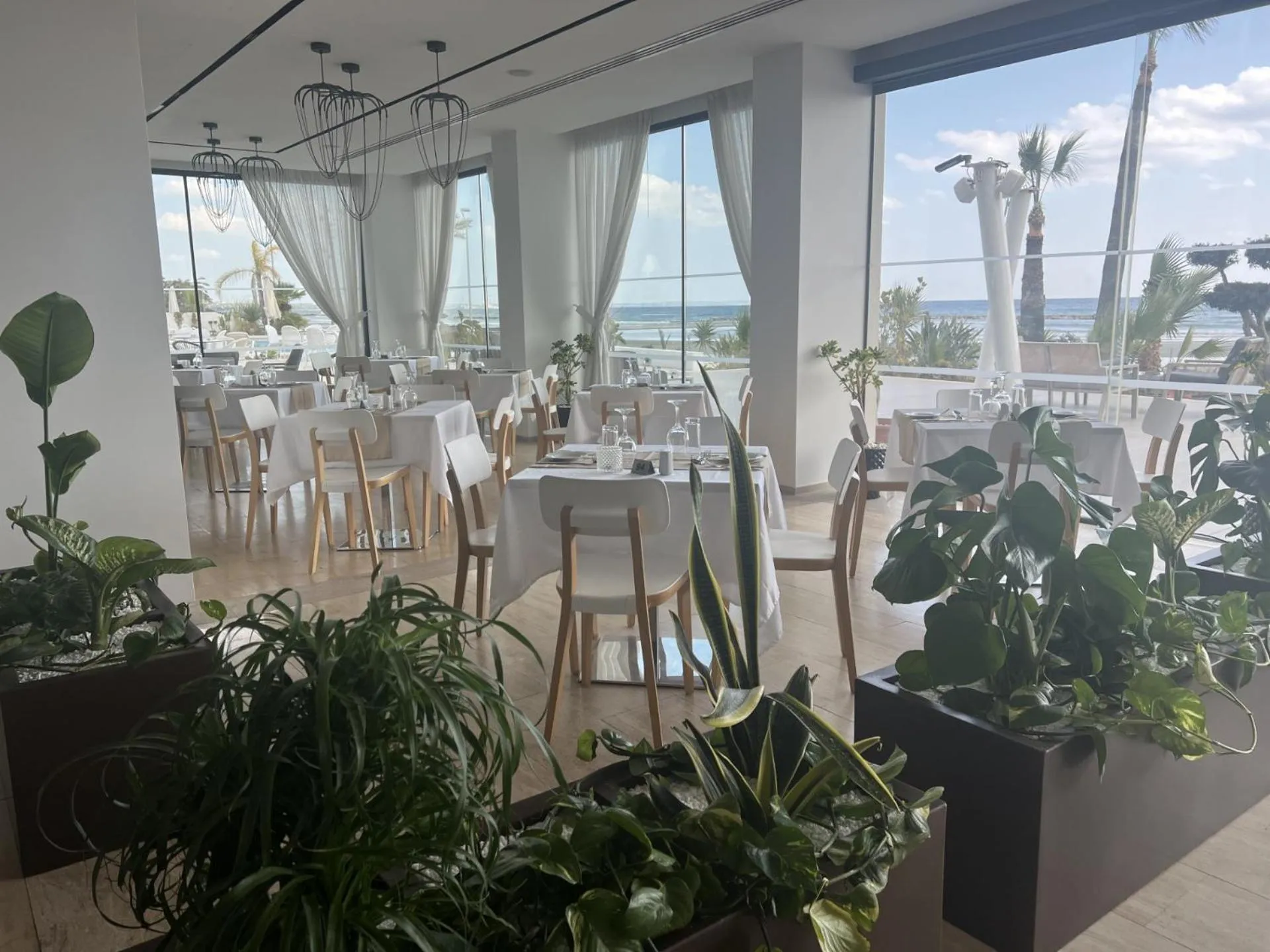 Restaurant/places to eat in Lebay Beach Hotel
