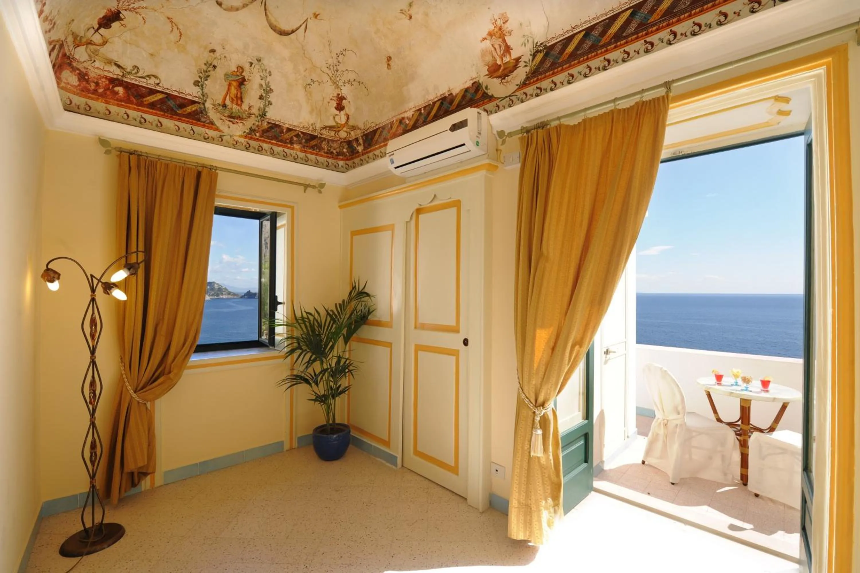 Photo of the whole room in Hotel Torre Saracena