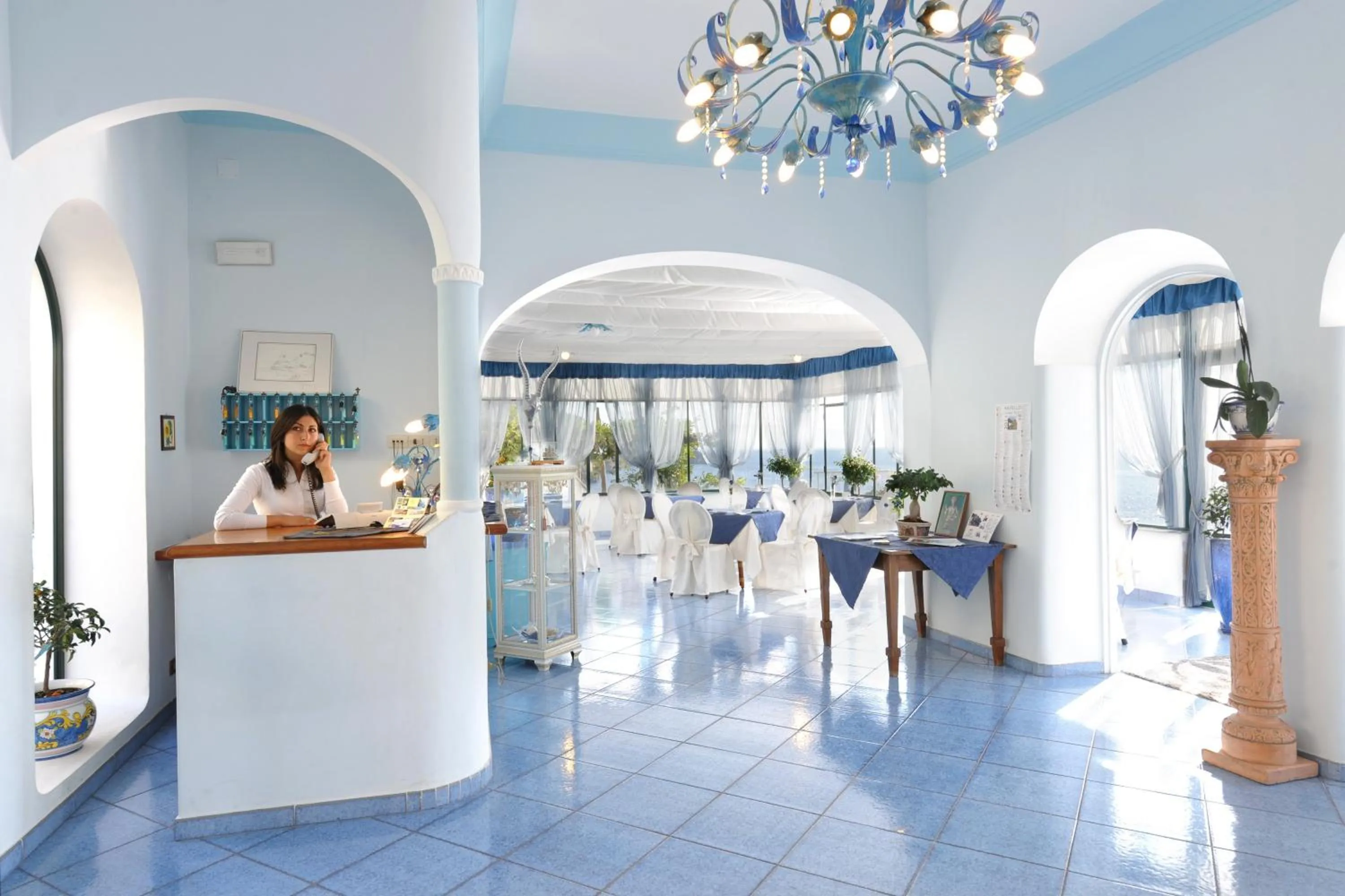 Communal lounge/ TV room in Hotel Torre Saracena