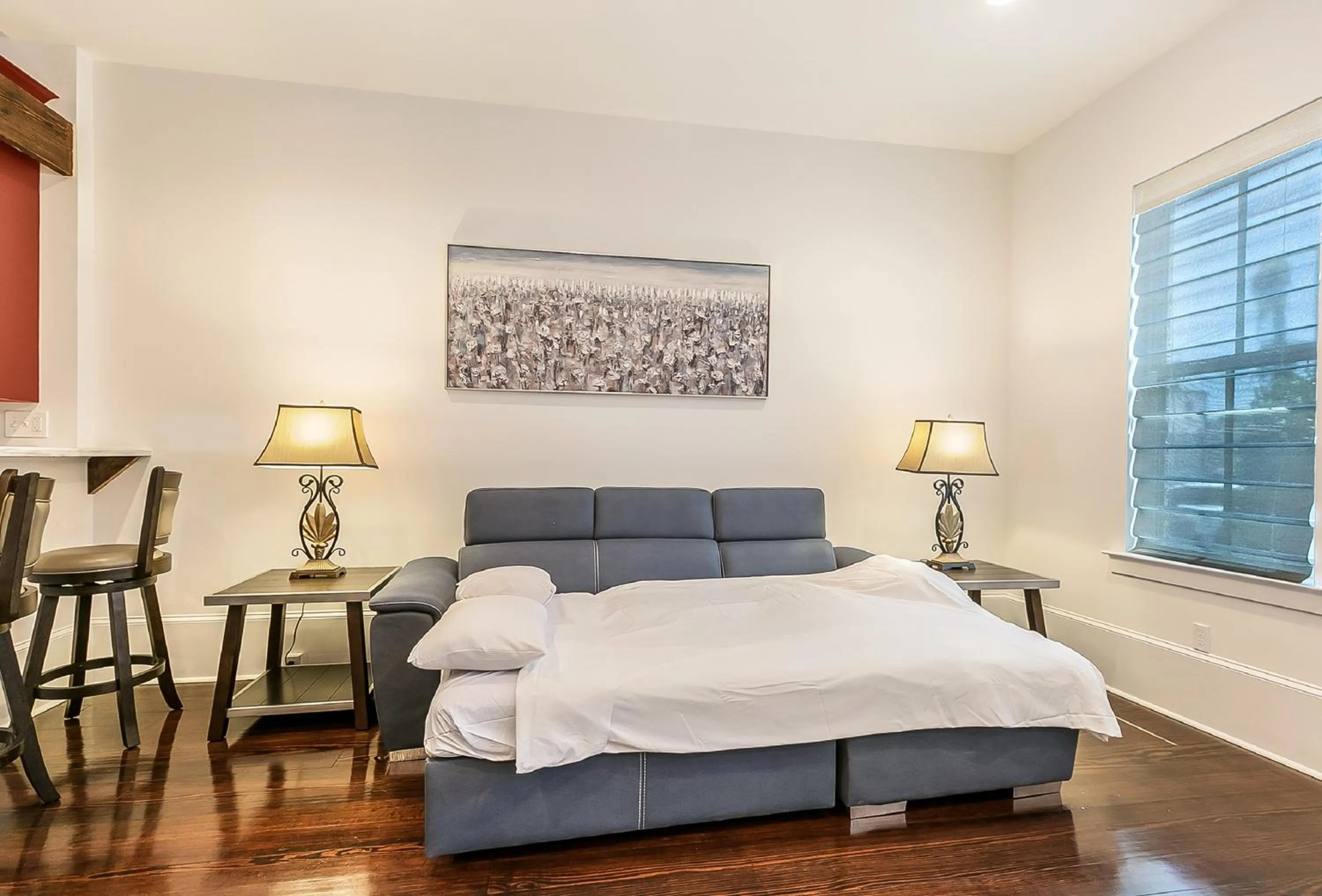 Bed in Spacious Loft-Style 3BR Townhouse by Hosteeva