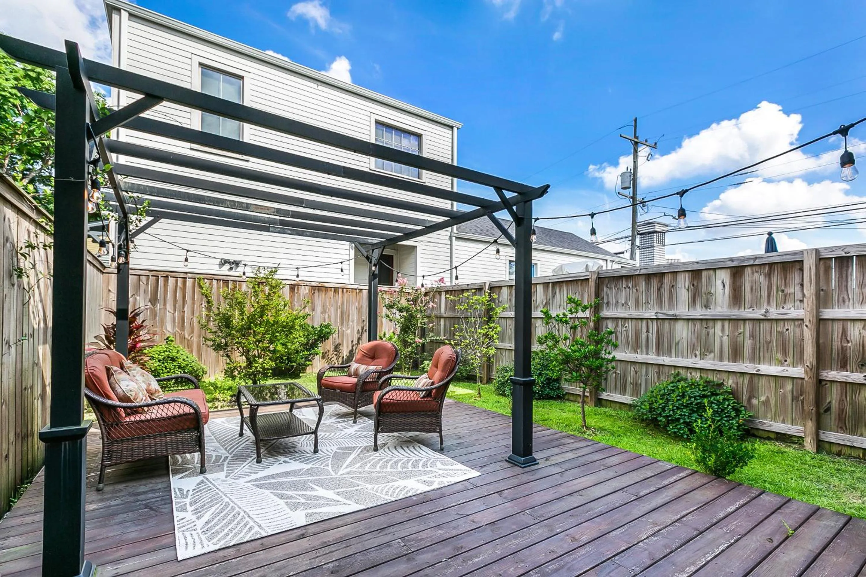 Seating area in Spacious Loft-Style 3BR Townhouse by Hosteeva