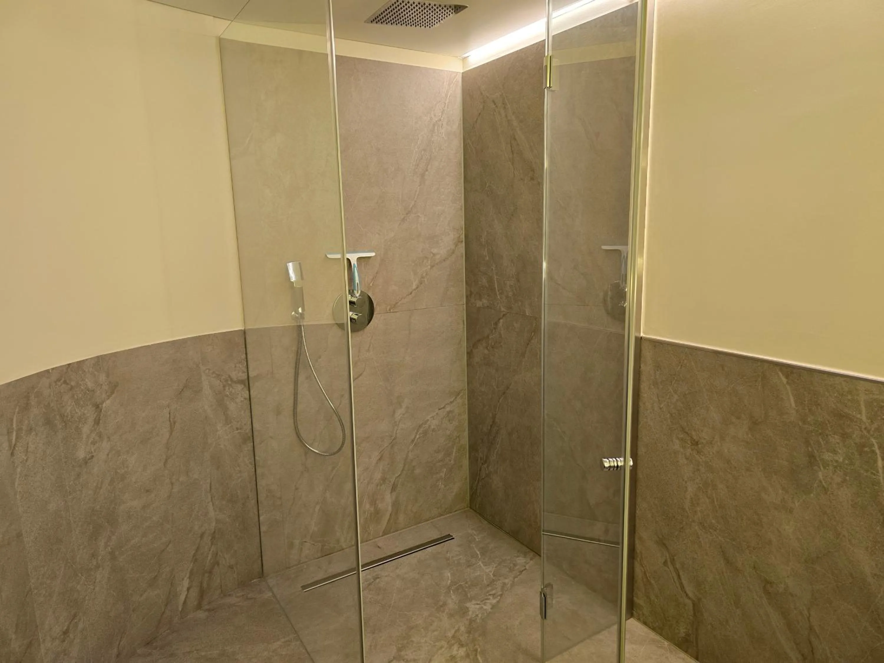 Shower in Hotel am Kurpark