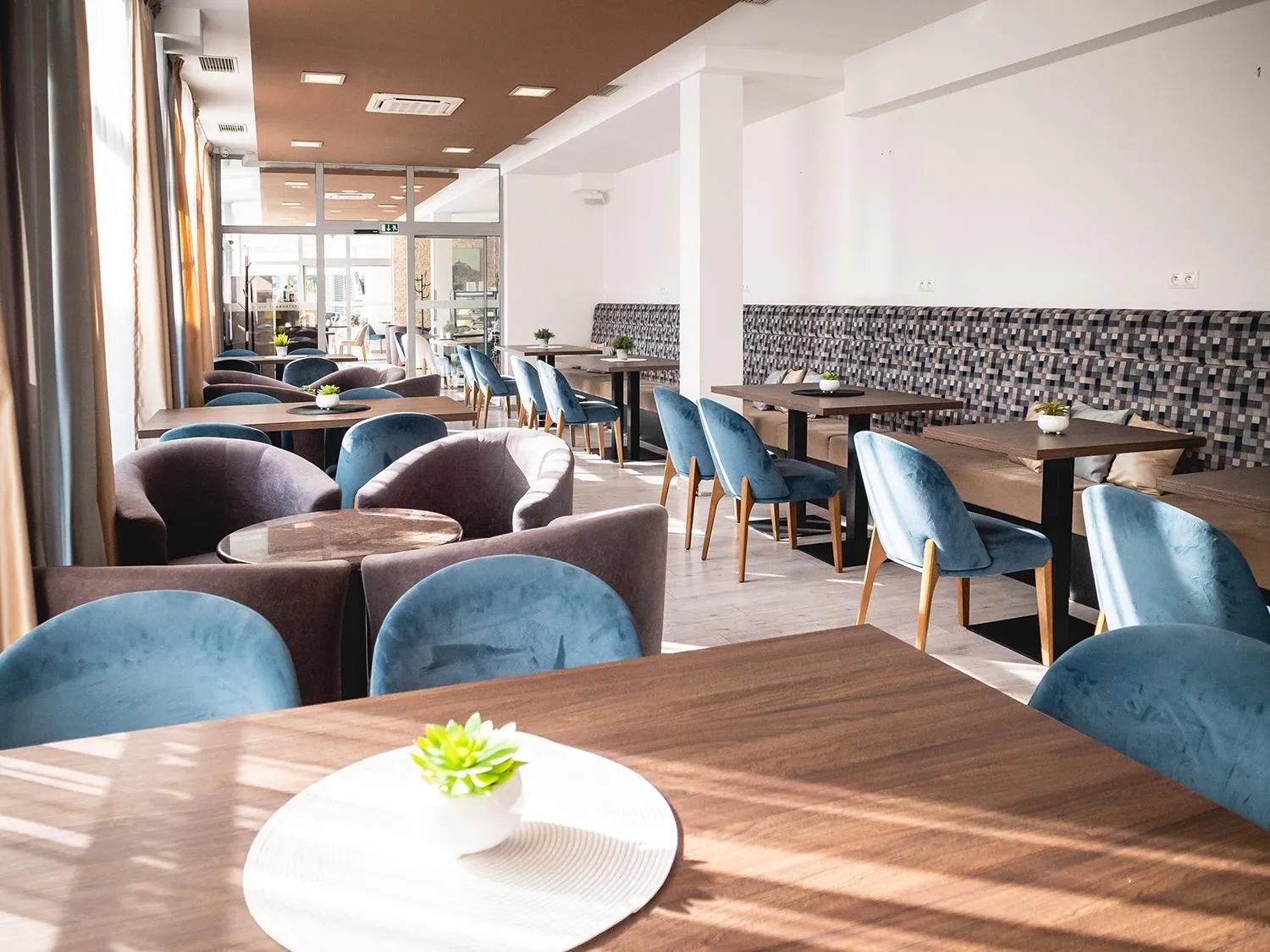 Restaurant/places to eat in Hotel River