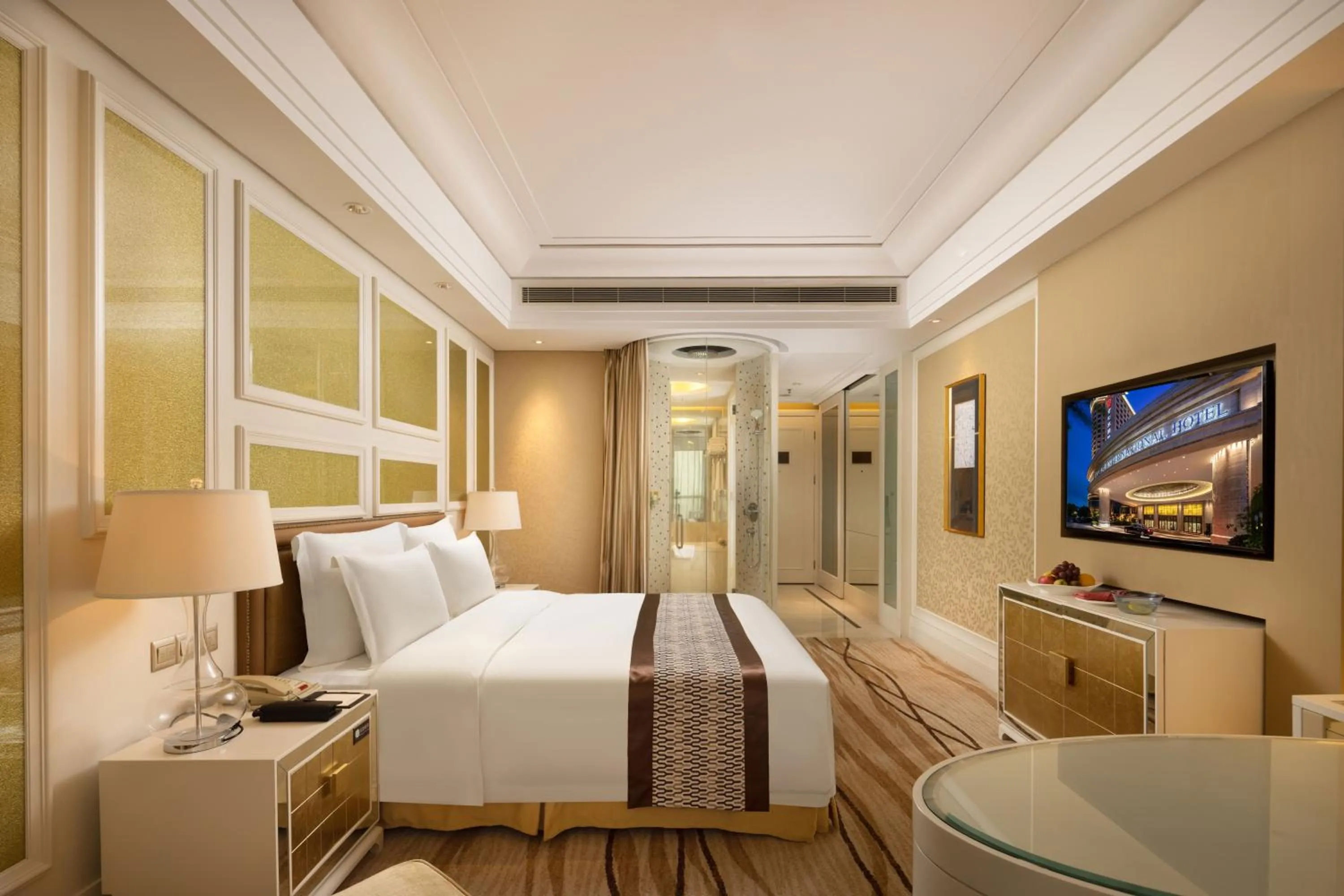 Photo of the whole room, Bed in Shenzhen Baolilai International Hotel (Baoan, Fuyong)