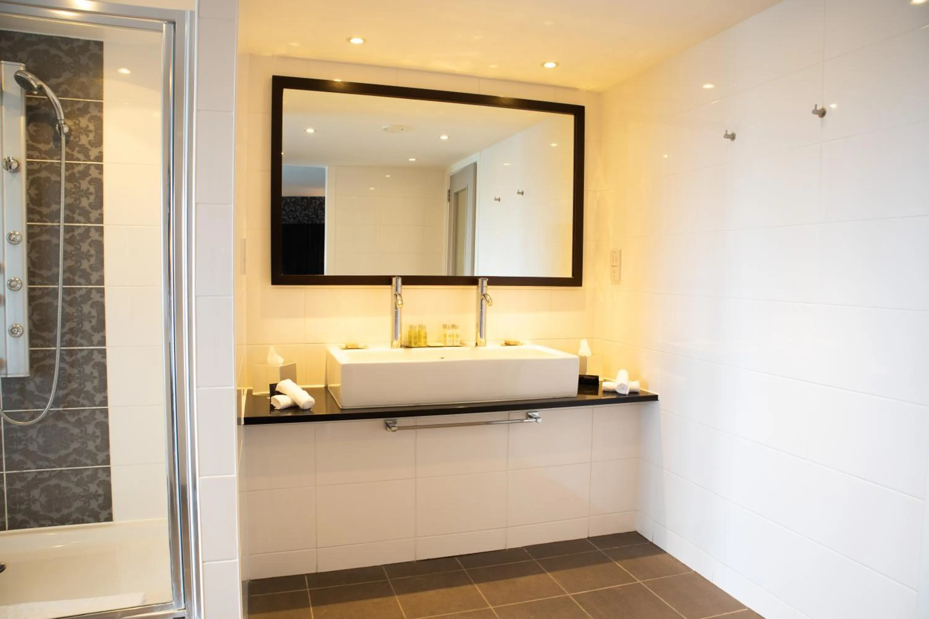 Bathroom in DoubleTree by Hilton Bristol South - Cadbury House