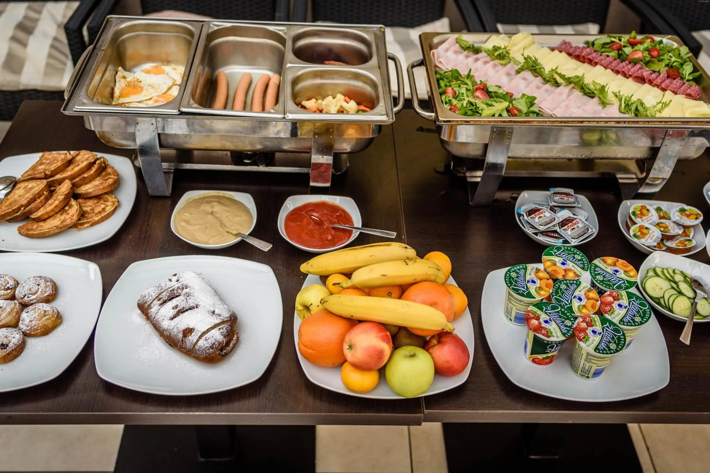 Buffet breakfast in Penzión Central Park
