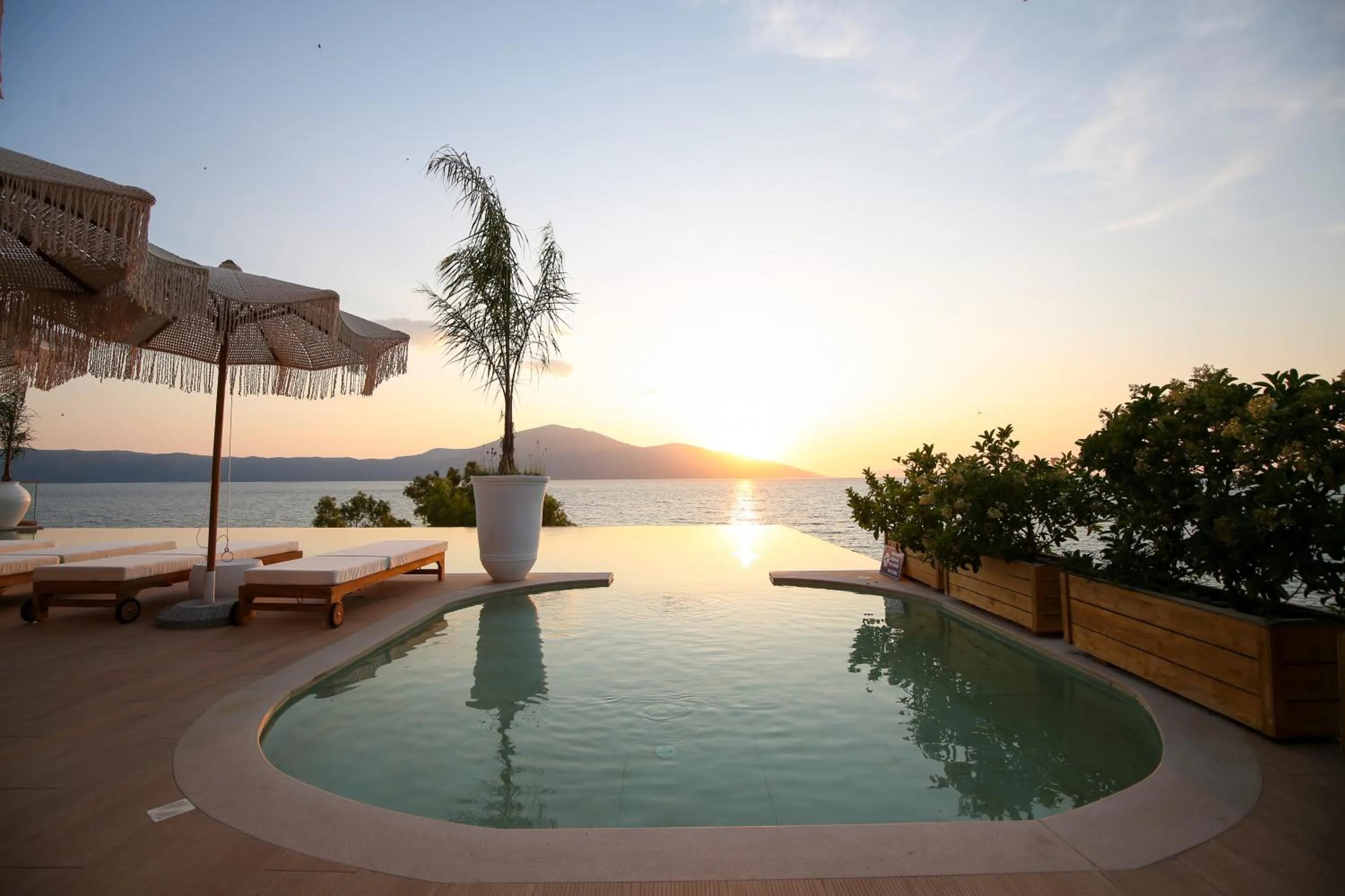 Pool view in Regina Blu