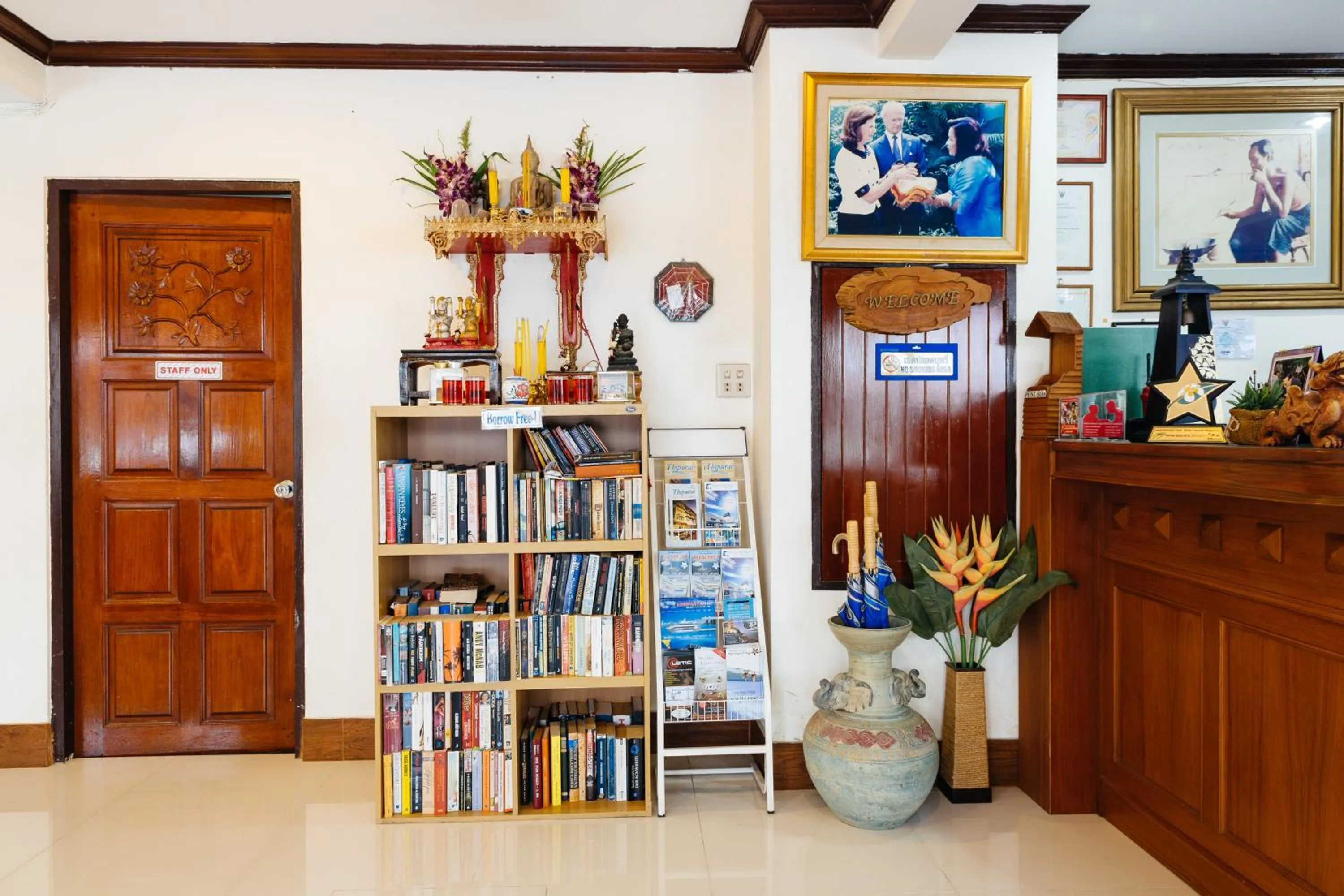 Library in Thipurai Annex Hotel