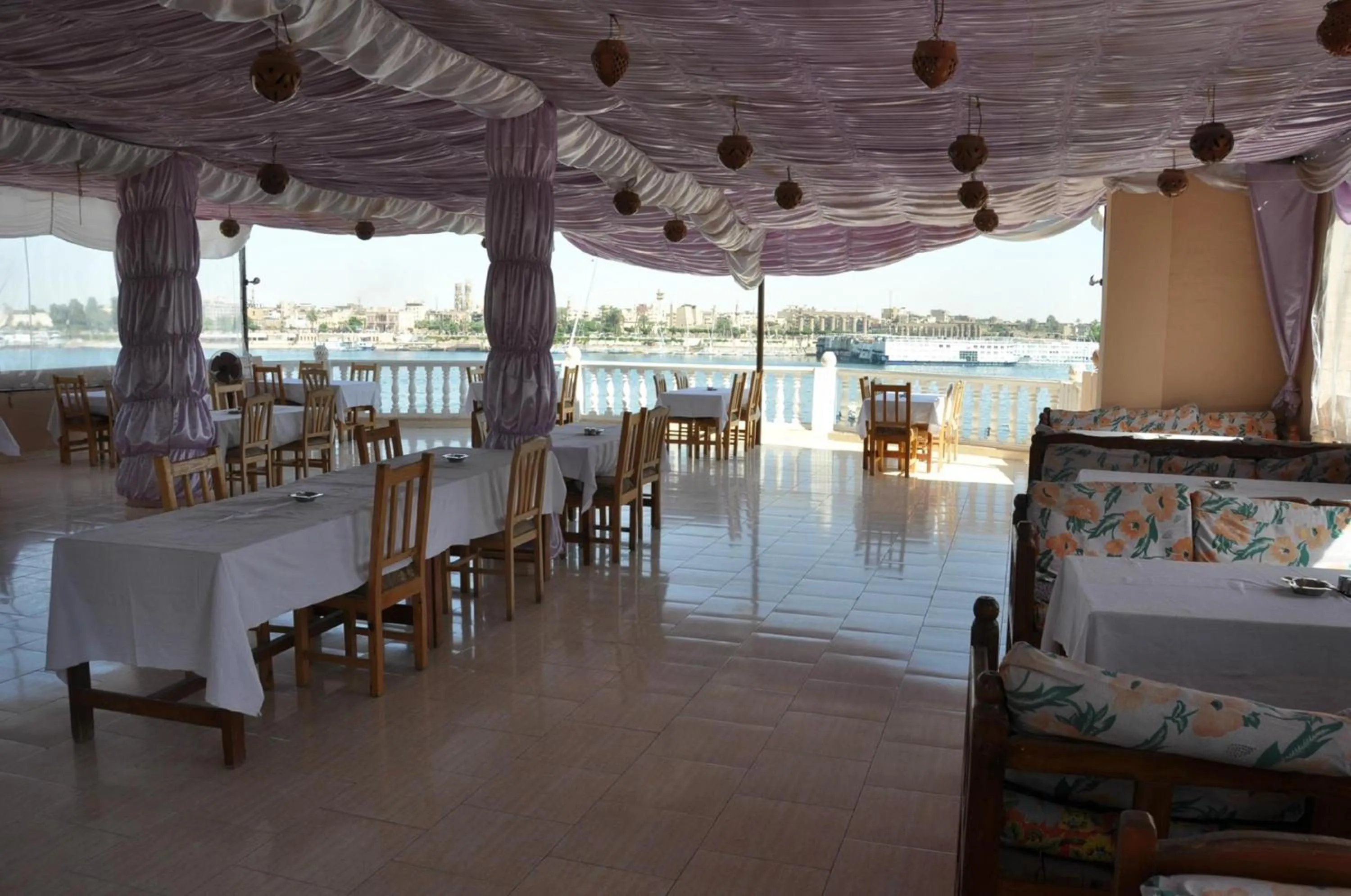 Restaurant/places to eat in El Mesala Hotel
