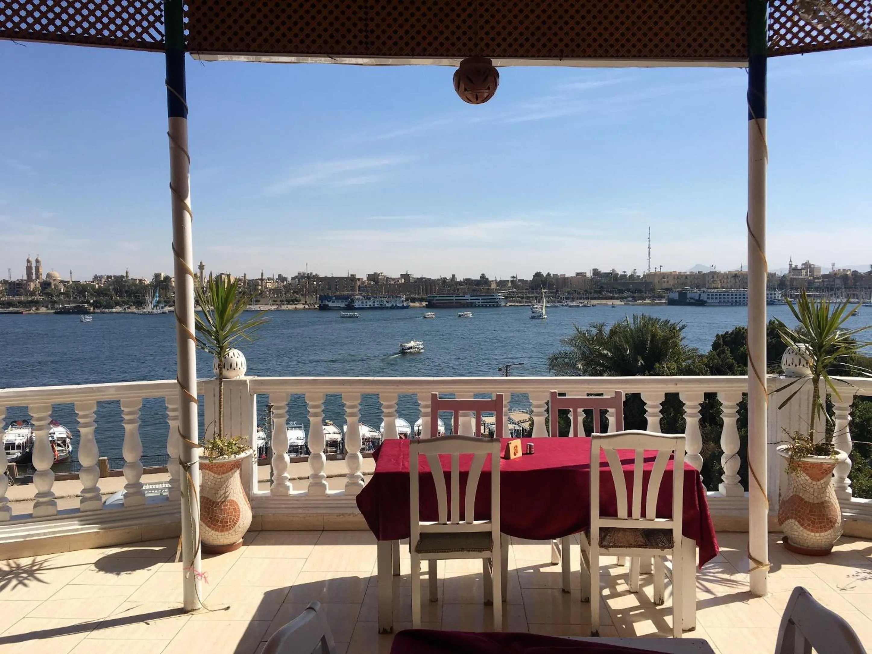 Restaurant/places to eat in El Mesala Hotel