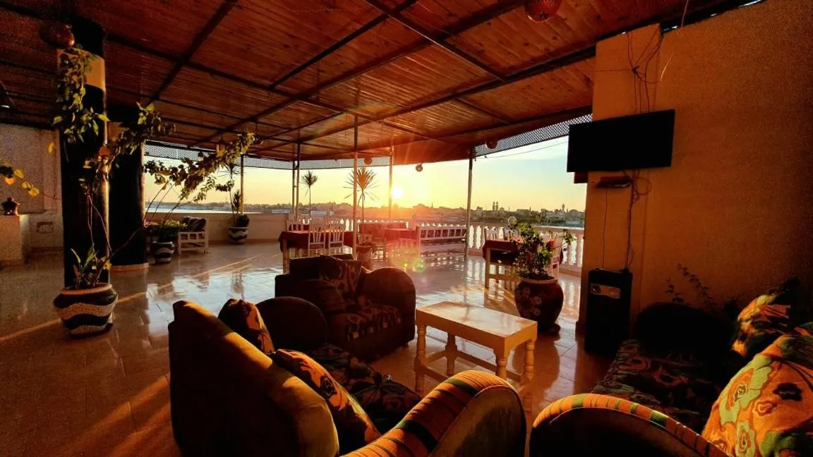 Restaurant/places to eat in El Mesala Hotel