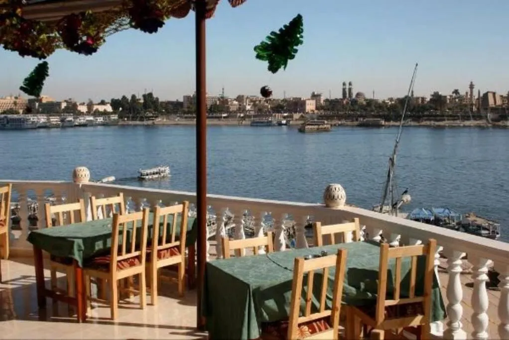 Restaurant/places to eat in El Mesala Hotel