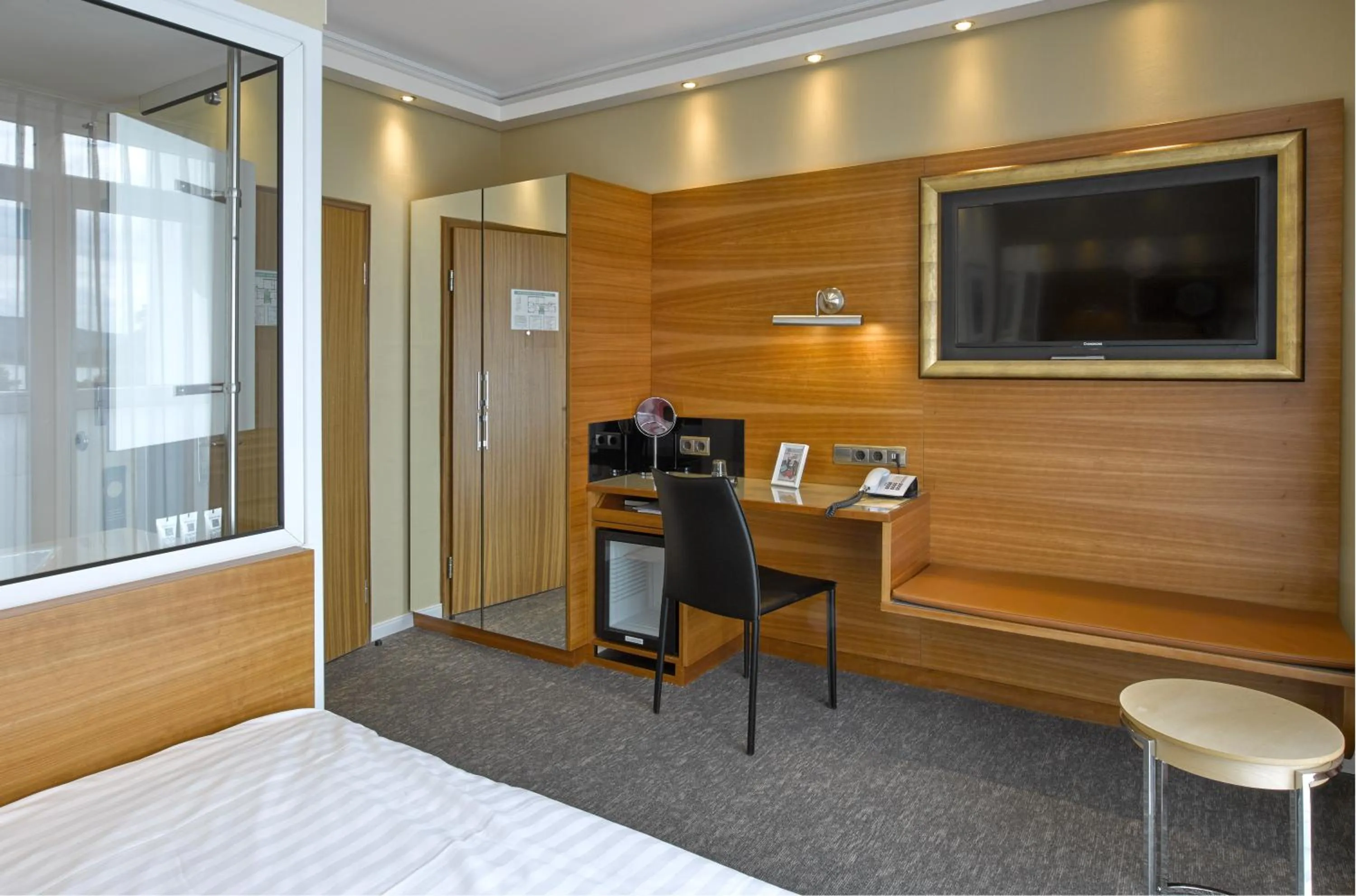 Photo of the whole room, Bed in Hotel Kleiner Riesen