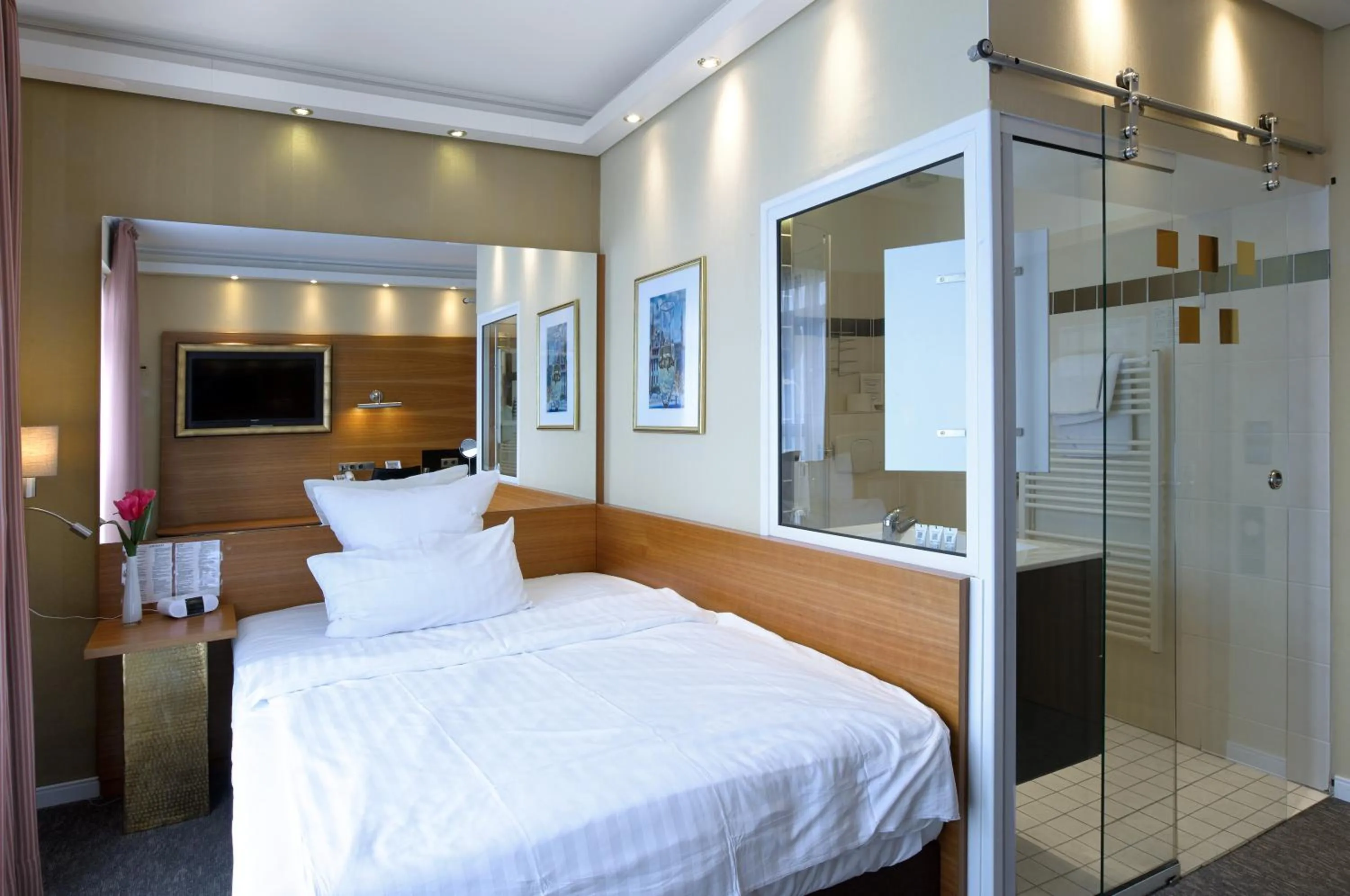 Photo of the whole room, Bed in Hotel Kleiner Riesen