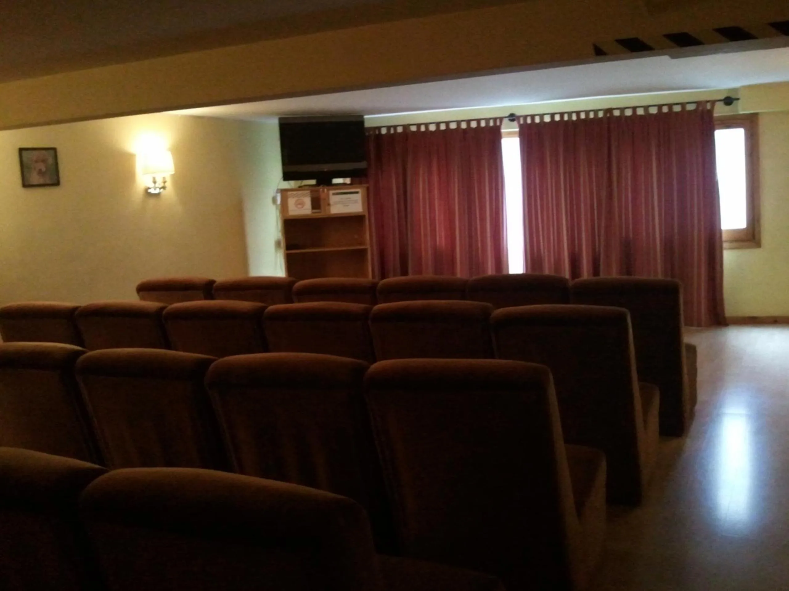 Communal lounge/ TV room in El Pilar