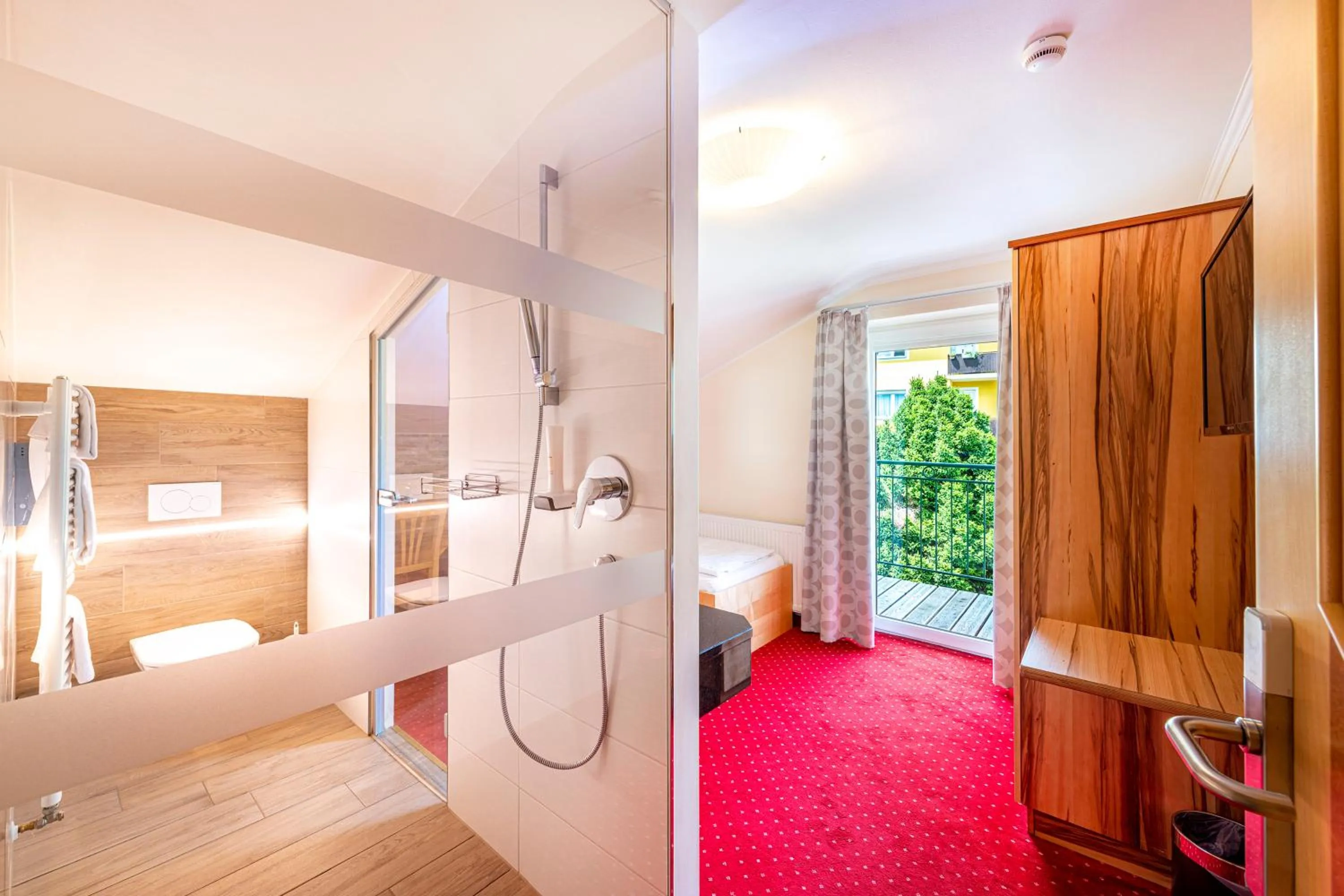 Shower, Bed in Panorama Hotel Traunstein