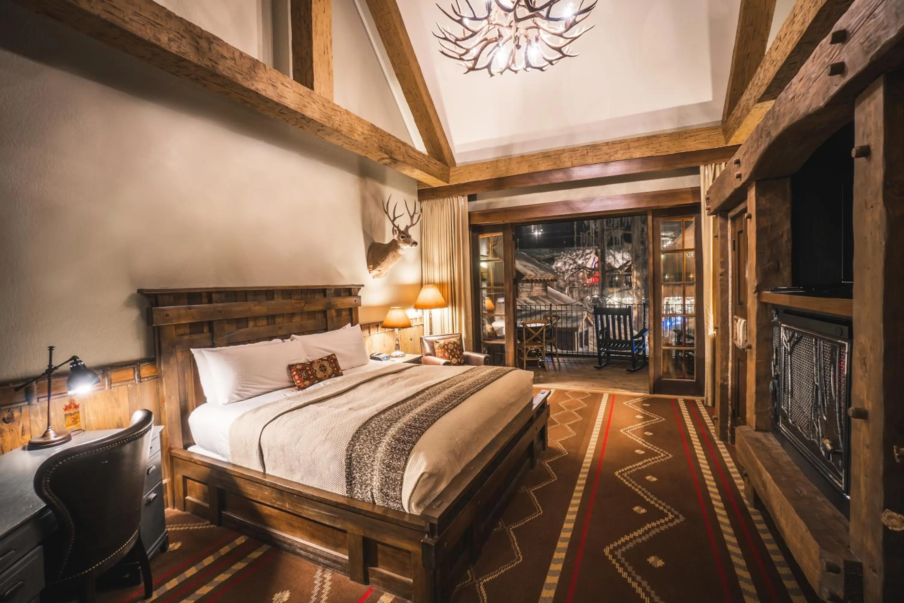 Photo of the whole room, Bed in Big Cypress Lodge