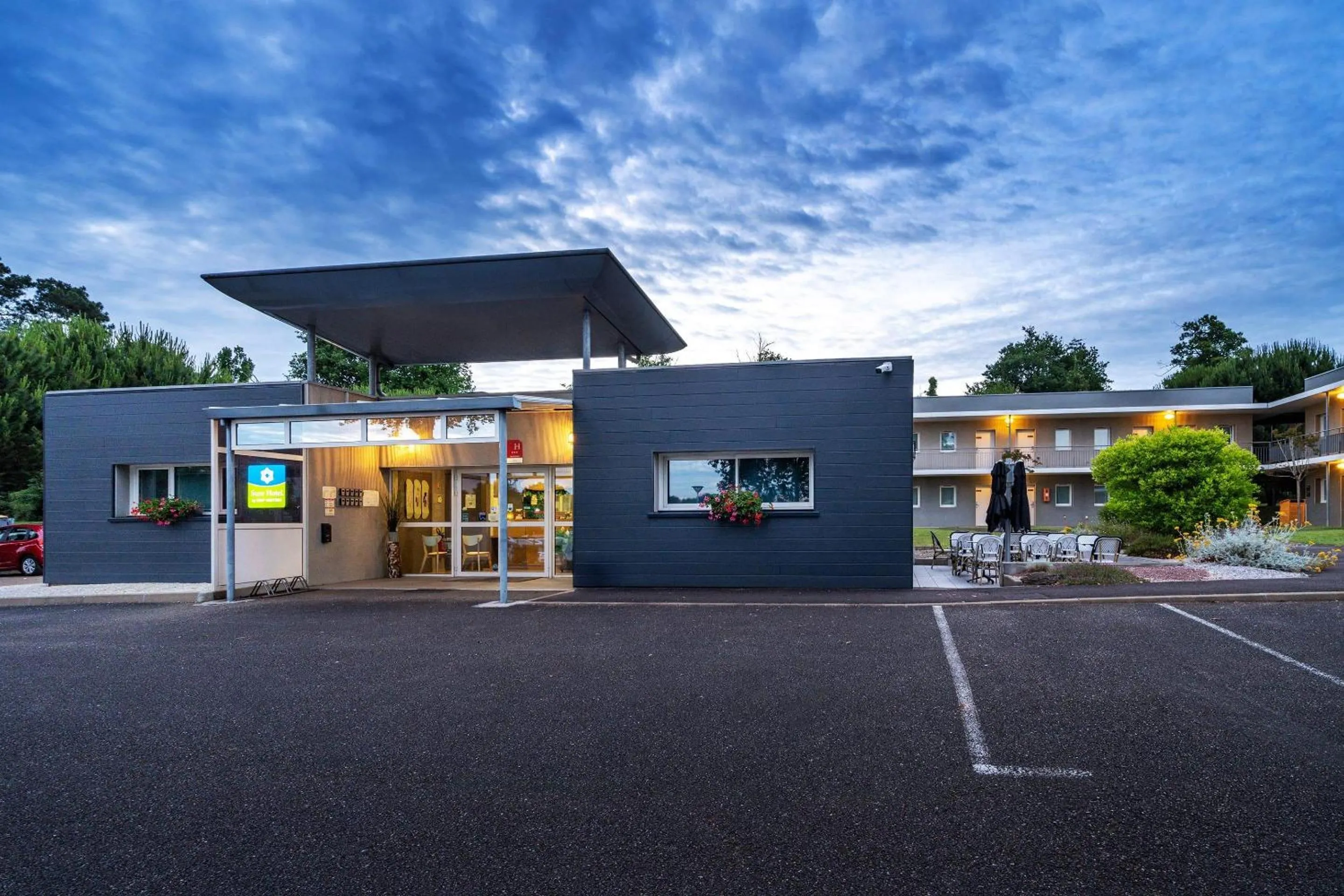 Property building in Sure Hotel by Best Western Mont-de-Marsan