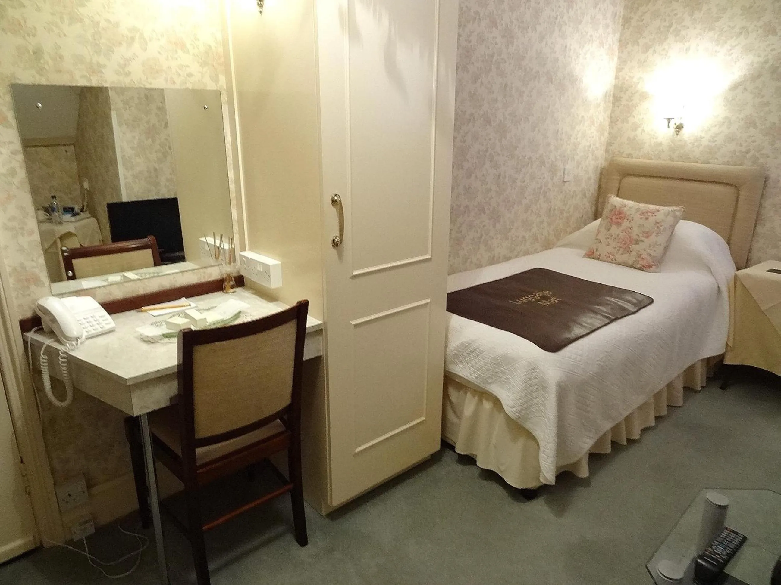 Photo of the whole room, Bed in The Chudleigh