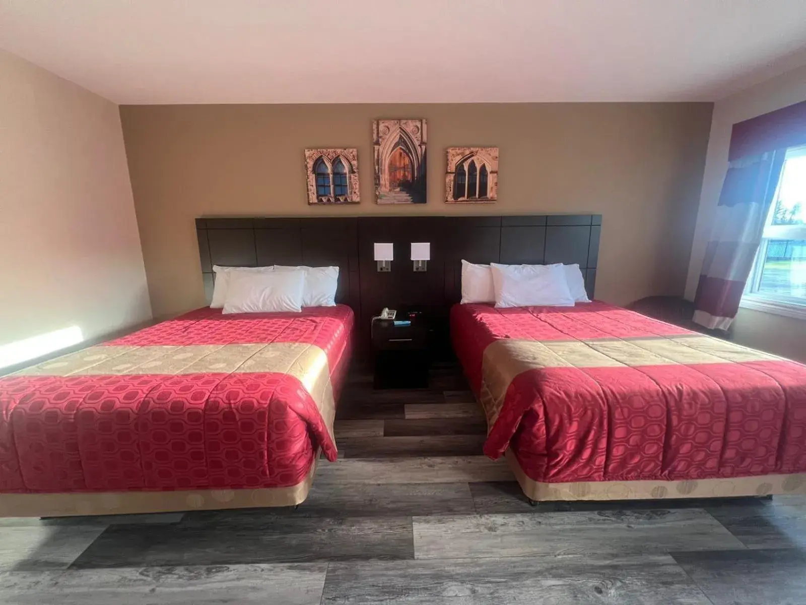 Queen Room with Two Queen Beds in Colonial House Motor Inn Queen Room with Two Queen Beds in Colonial House Motor Inn