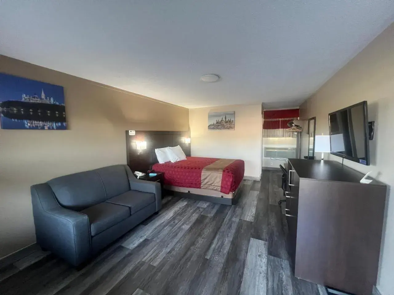 Queen Room with Sofa in Colonial House Motor Inn Queen Room with Sofa in Colonial House Motor Inn