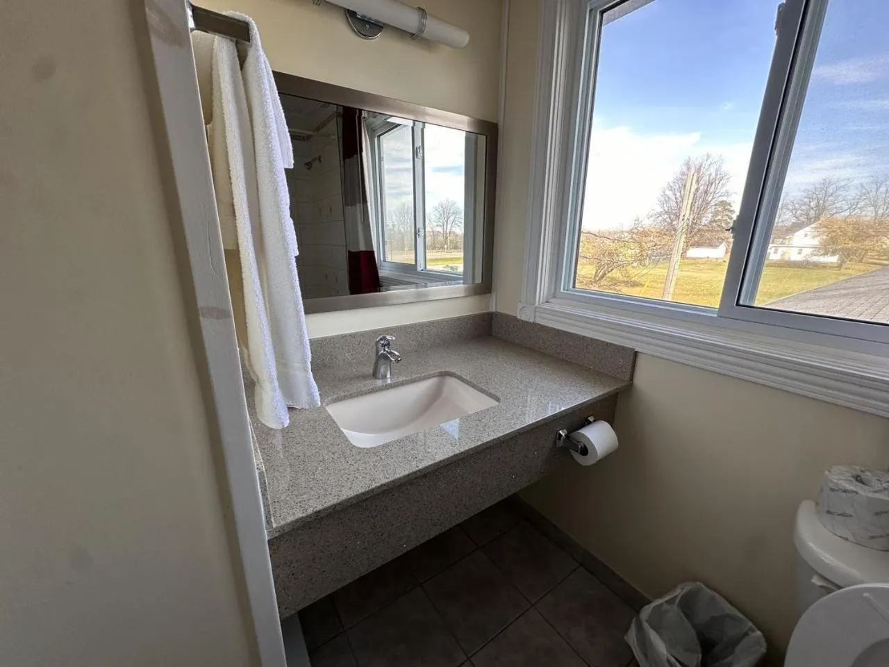 Bathroom in Colonial House Motor Inn