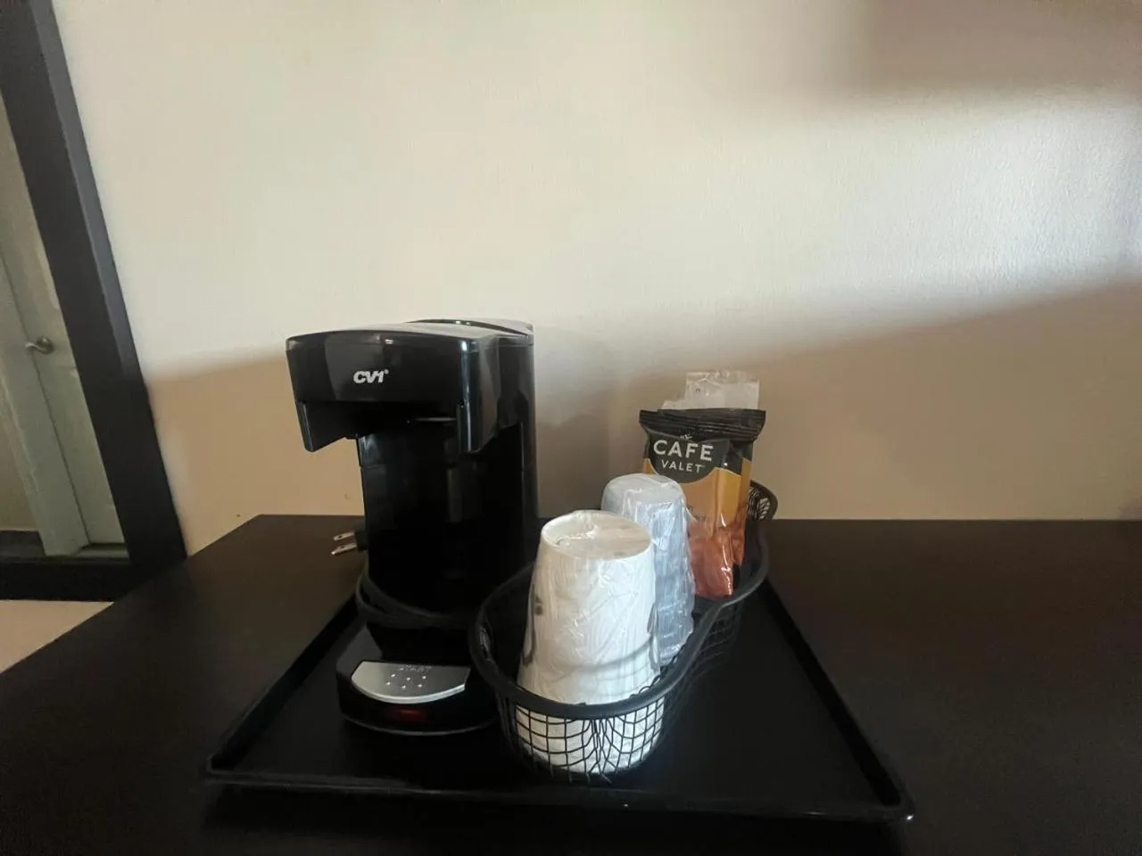 Coffee/tea facilities in Colonial House Motor Inn