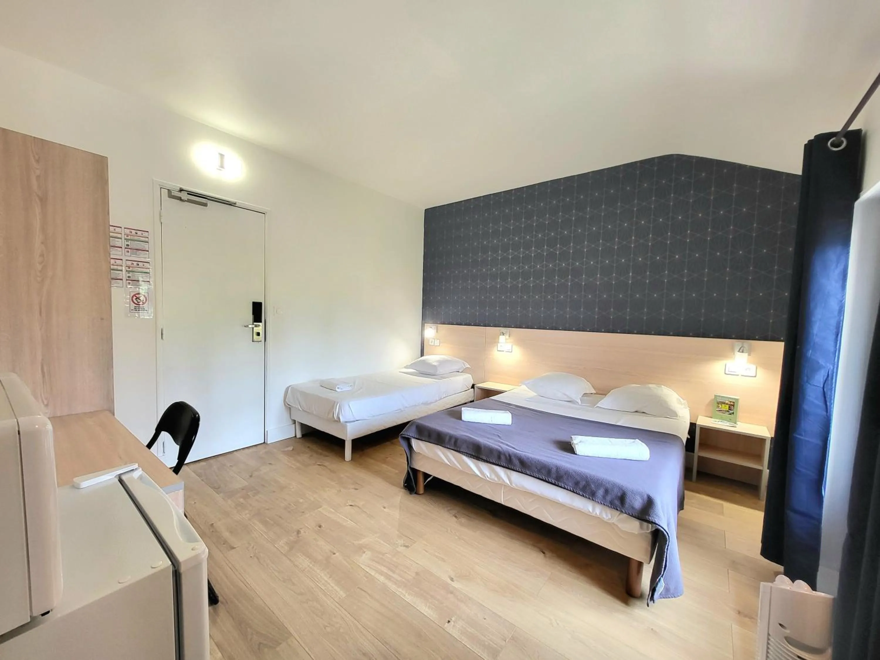 Bed in Cit'Hôtel La Résidence