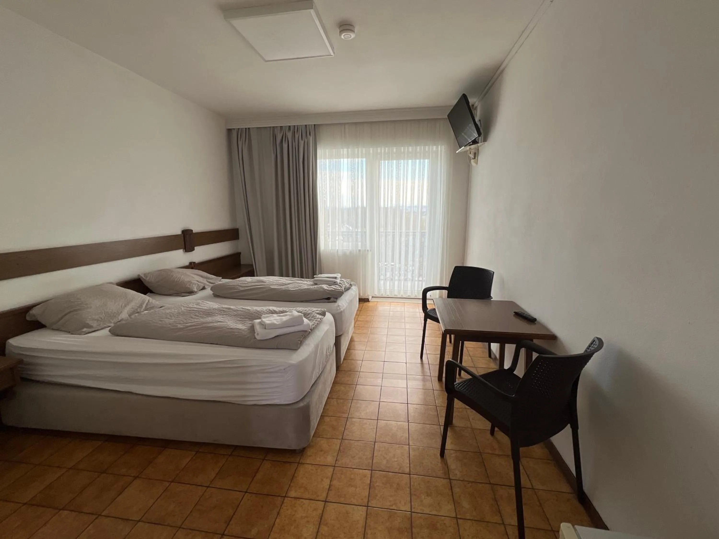 Bed in F Hotel 24h Check-In