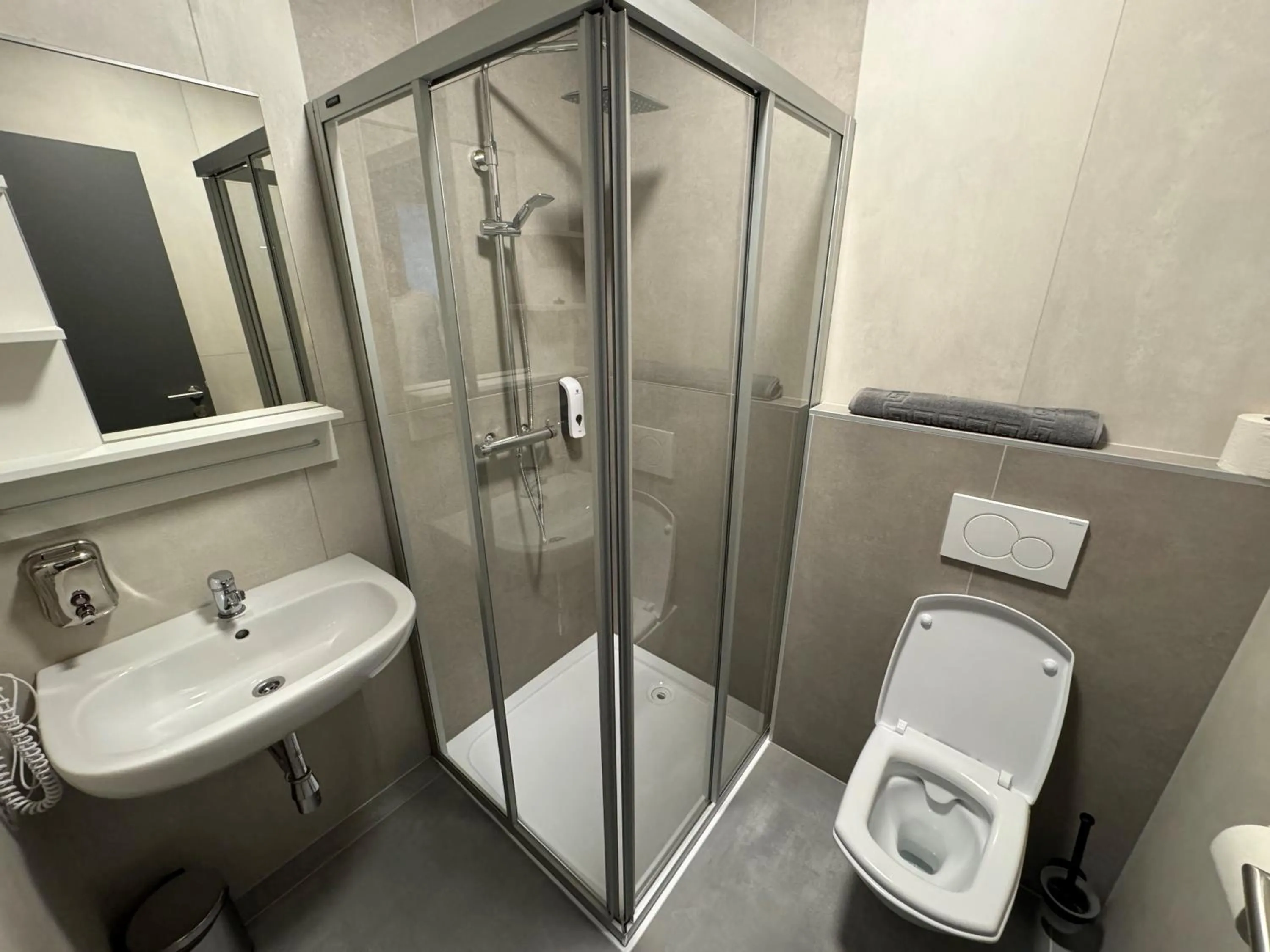 Shower in F Hotel 24h Check-In