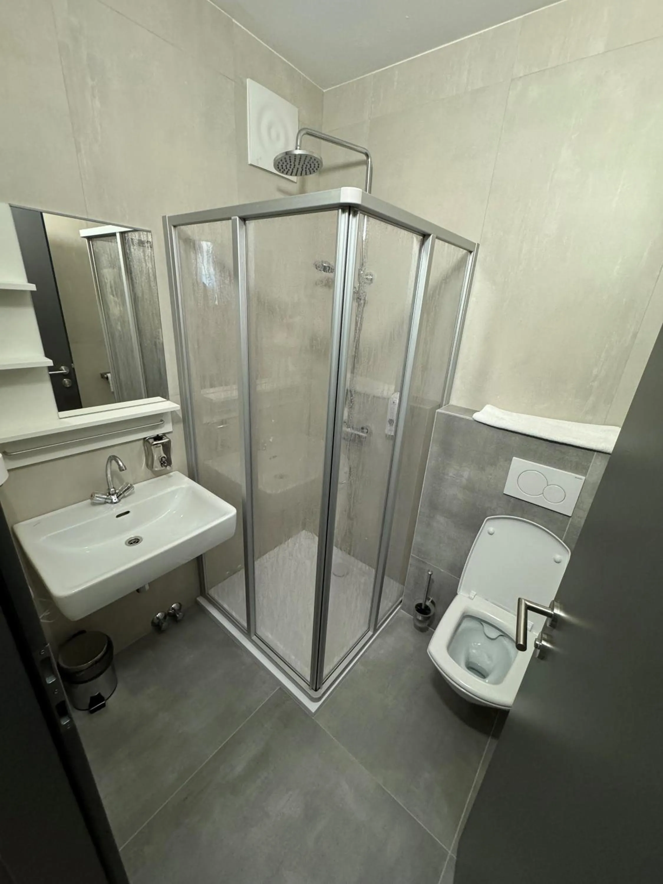 Shower in F Hotel 24h Check-In