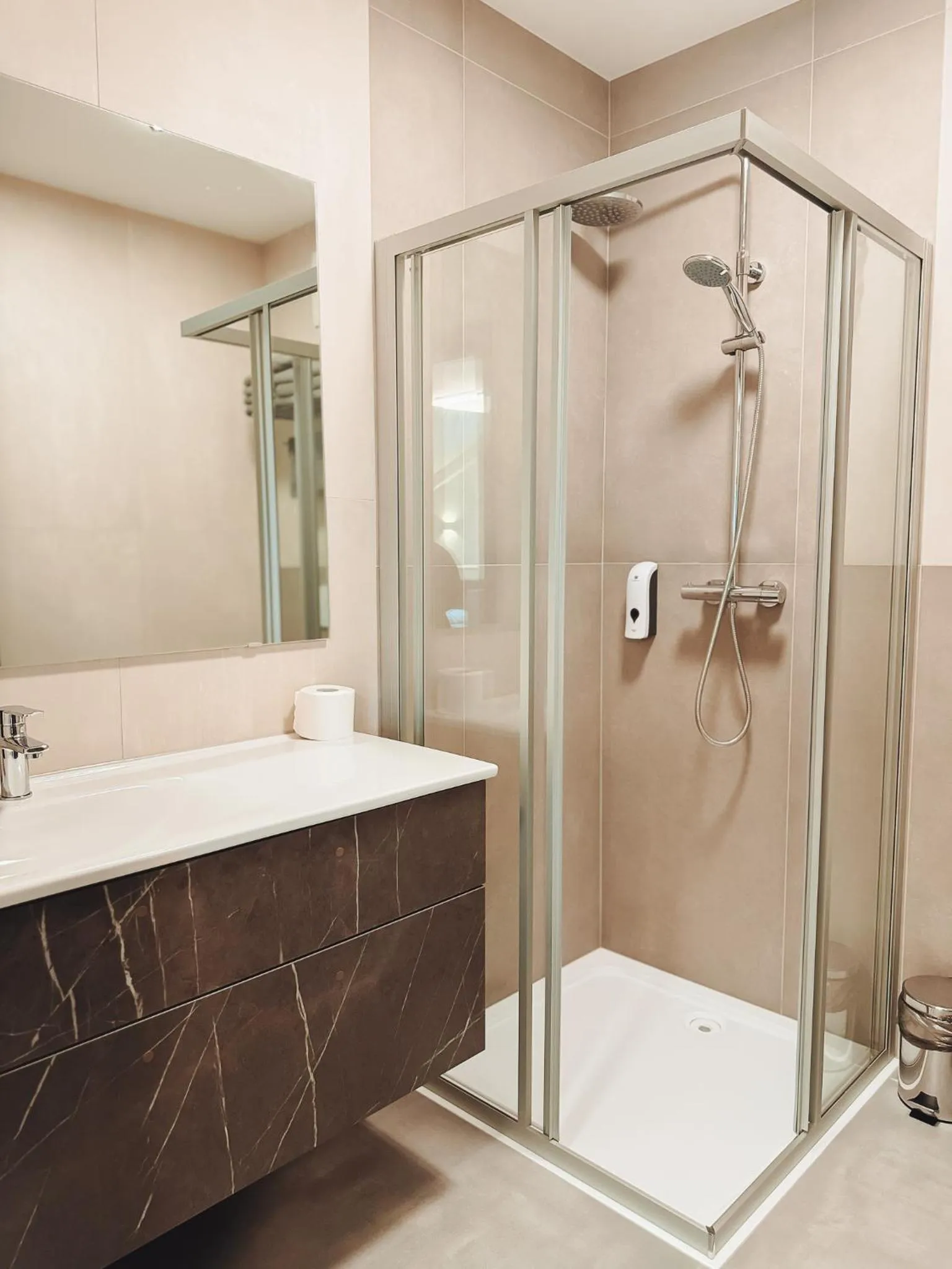 Shower in F Hotel 24h Check-In