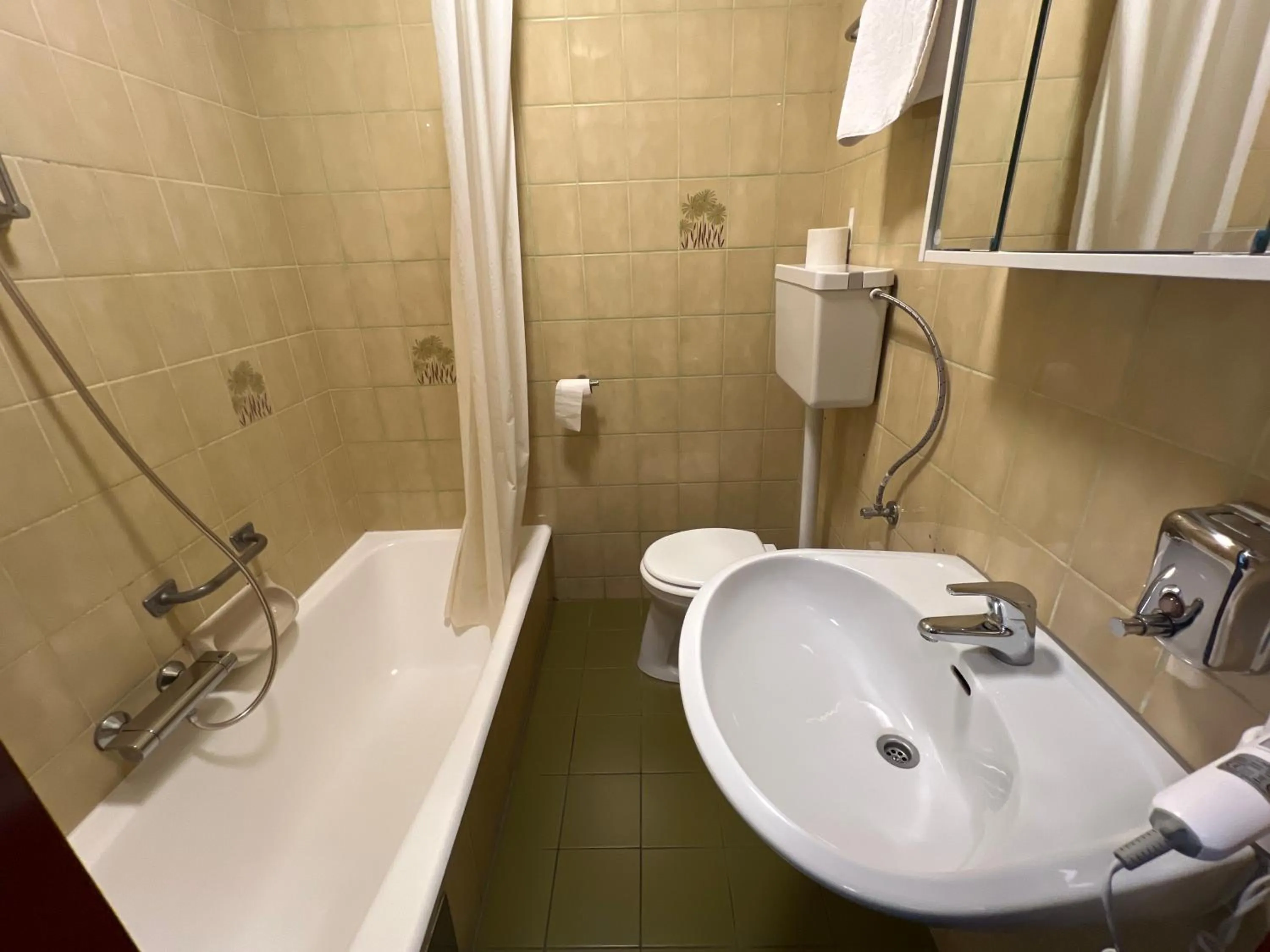 Toilet in F Hotel 24h Check-In