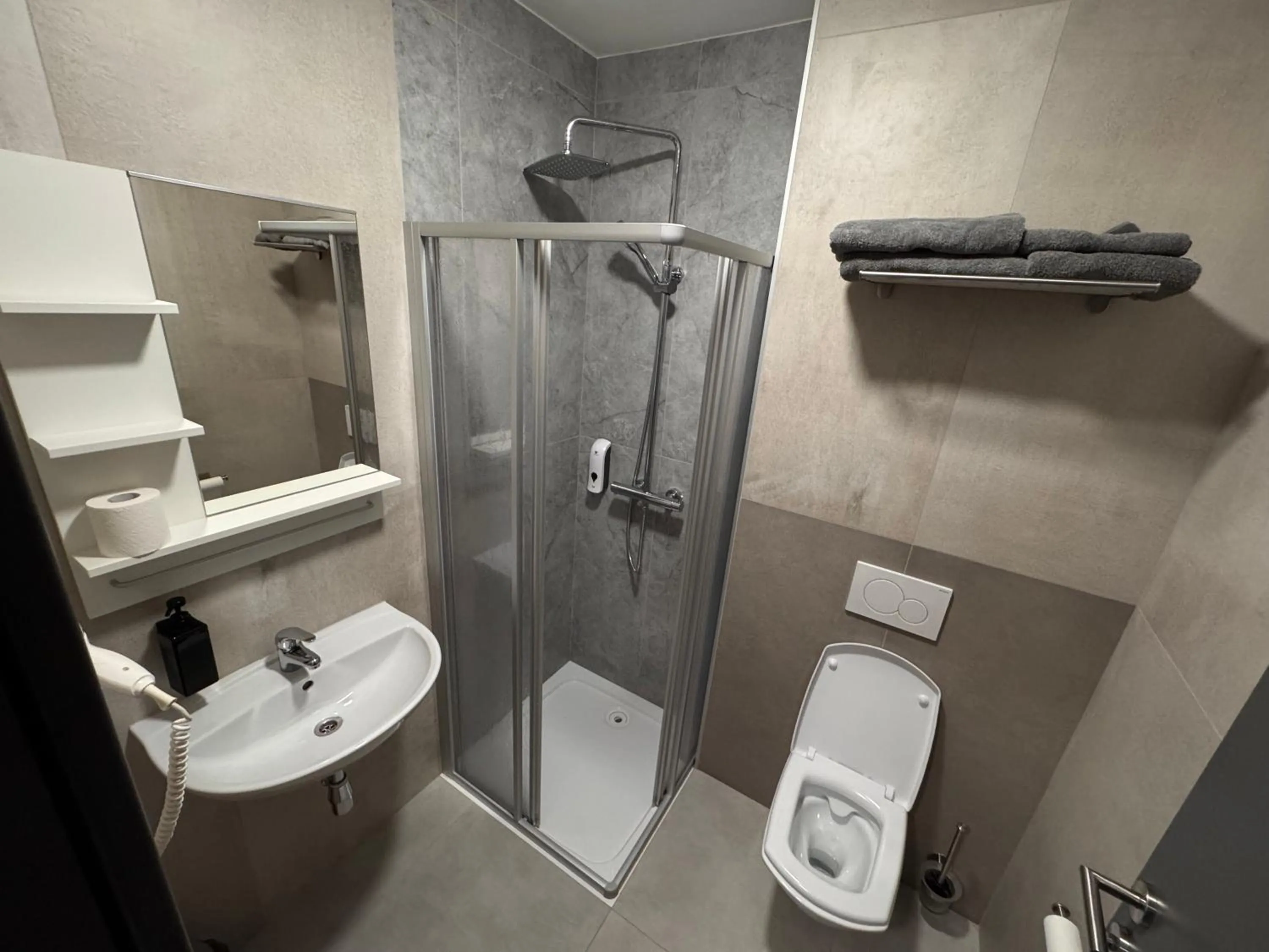 Shower in F Hotel 24h Check-In