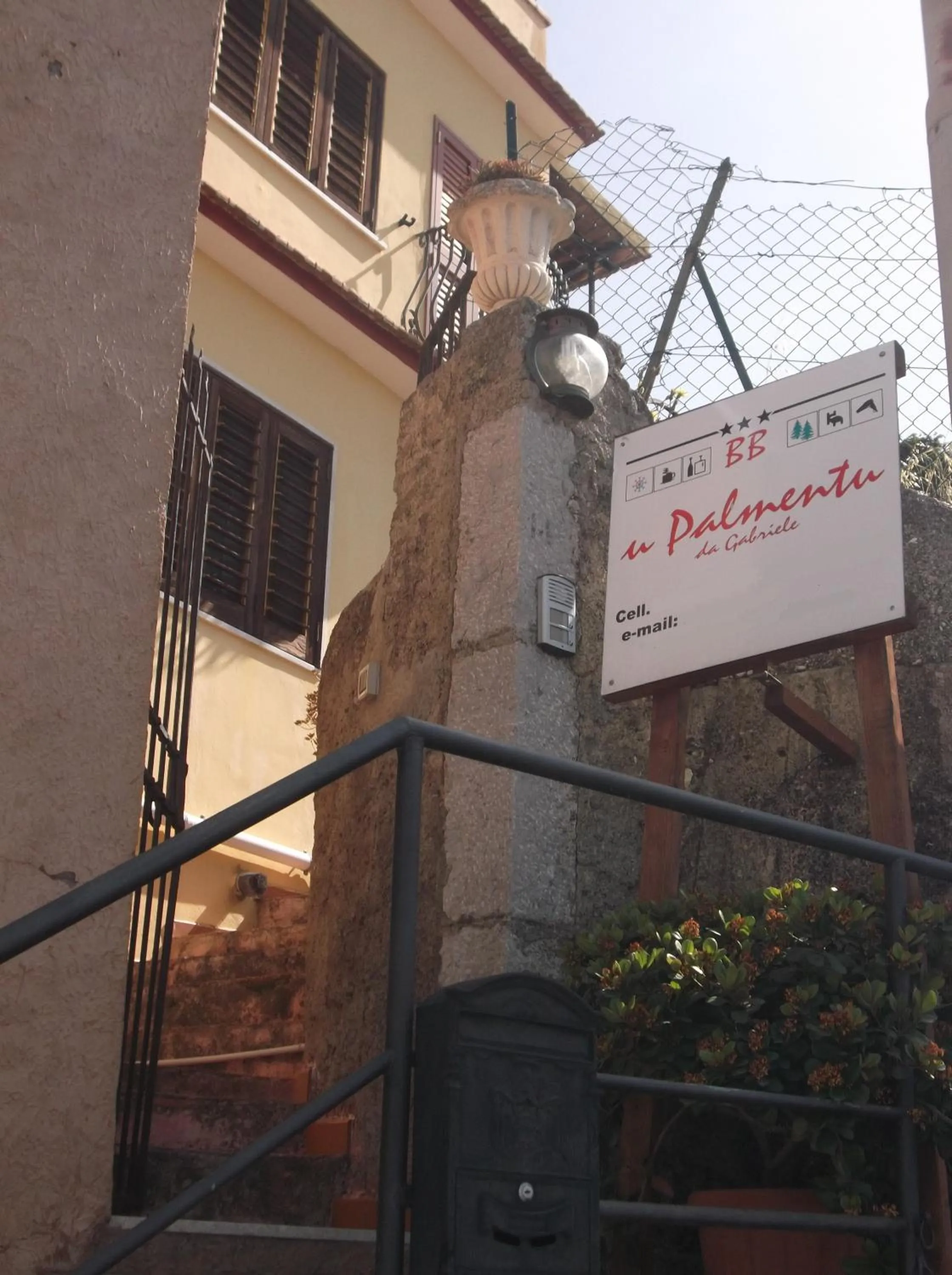 Facade/entrance in B&B U Palmentu