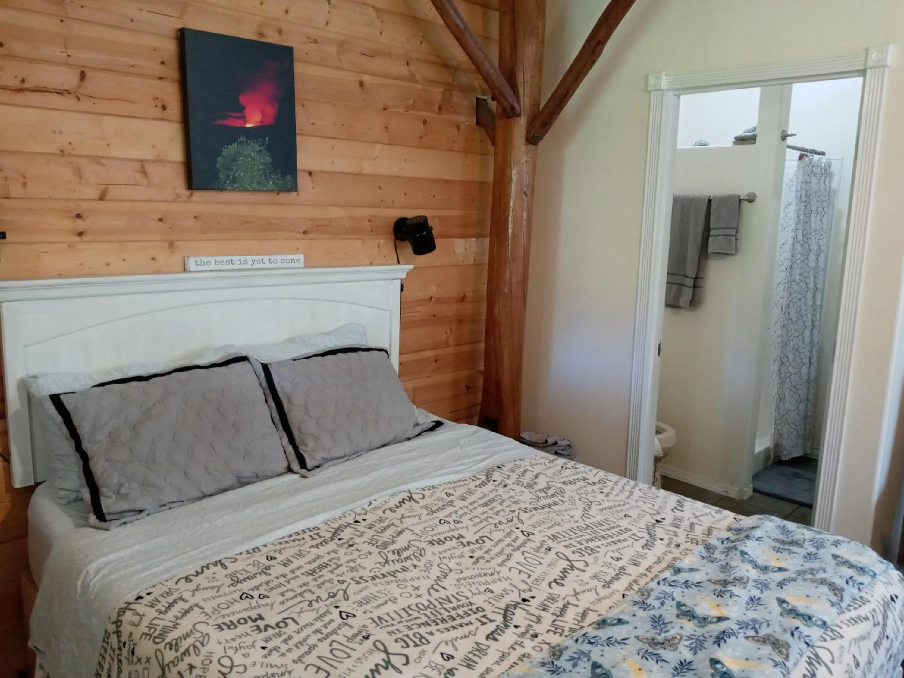 Shower, Bed in Aloha Crater Lodge