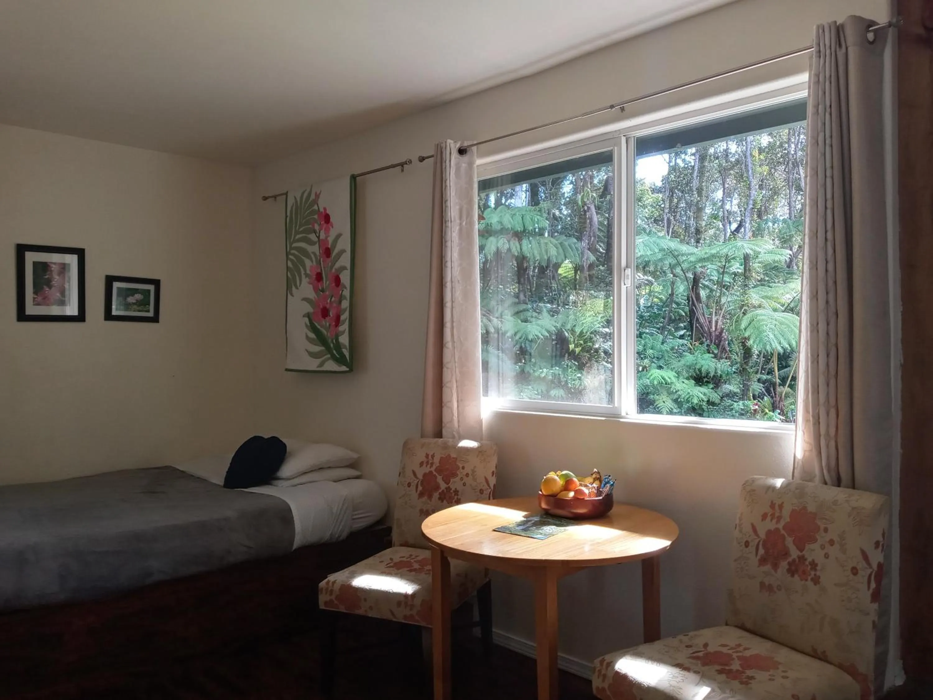 Bed in Aloha Crater Lodge