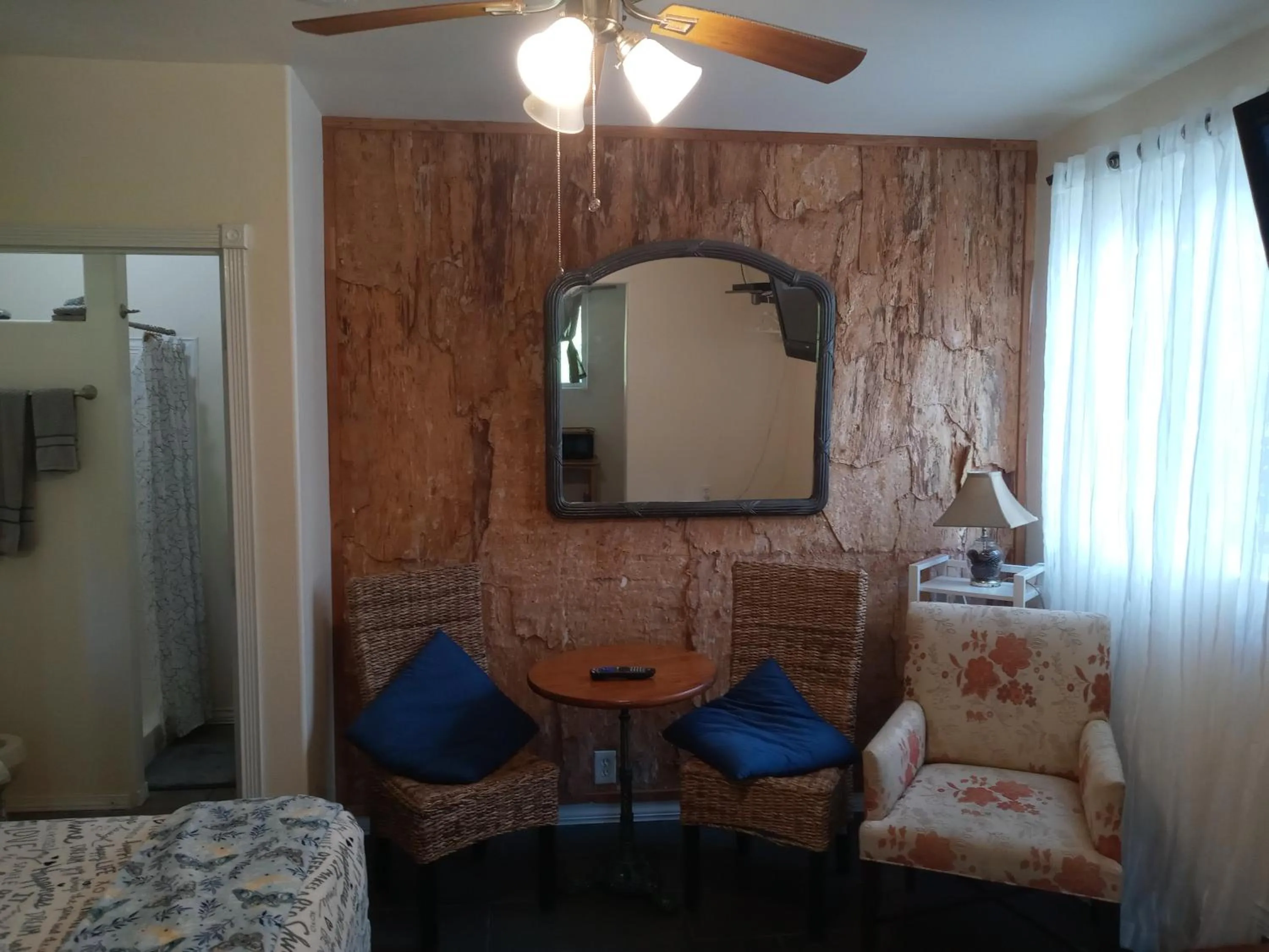 Bathroom, Bed in Aloha Crater Lodge