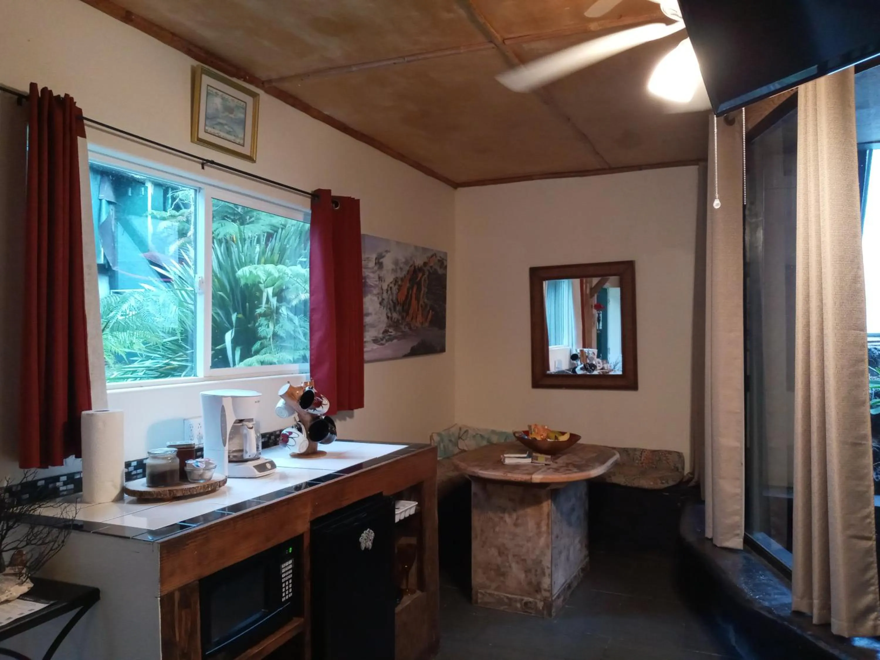 Kitchen or kitchenette in Aloha Crater Lodge